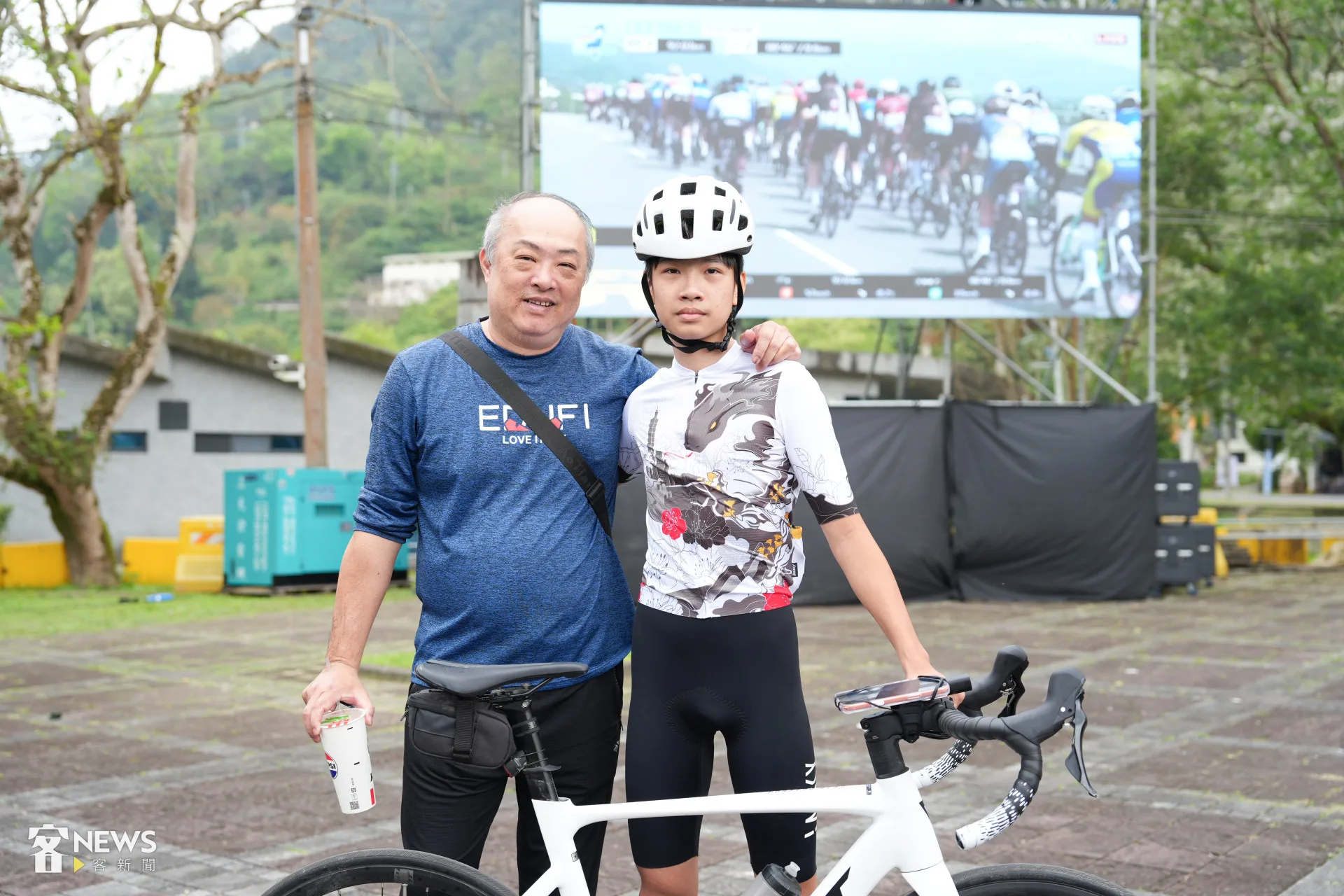 鳳林國中學生謝承叡(右)特別請假,與父親一起在終點為選手加油。李台源攝