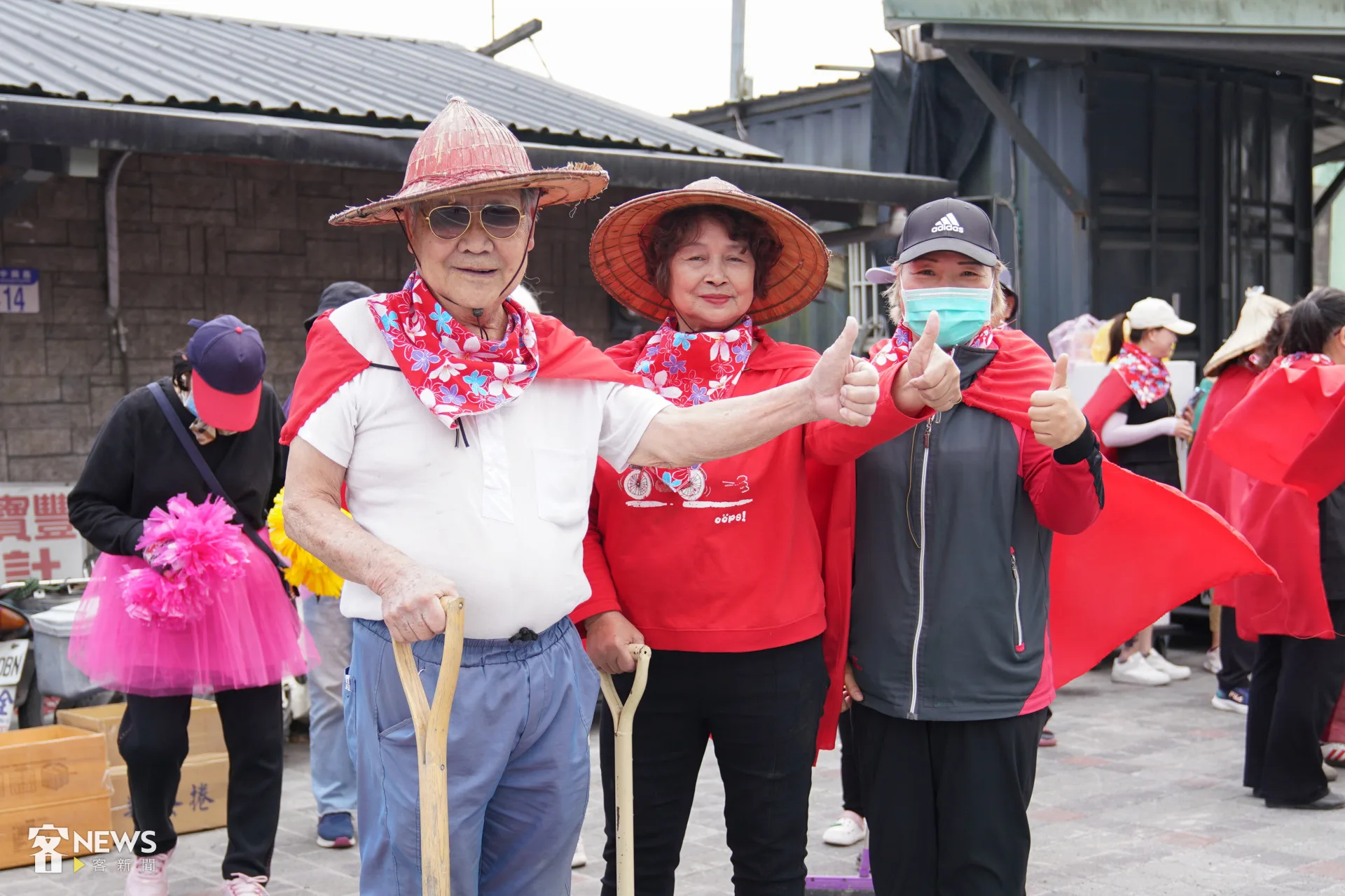 高齡88歲的許銀梅與陳沿和，裝扮鏟子超人替選手加油打氣。蔡依璇攝