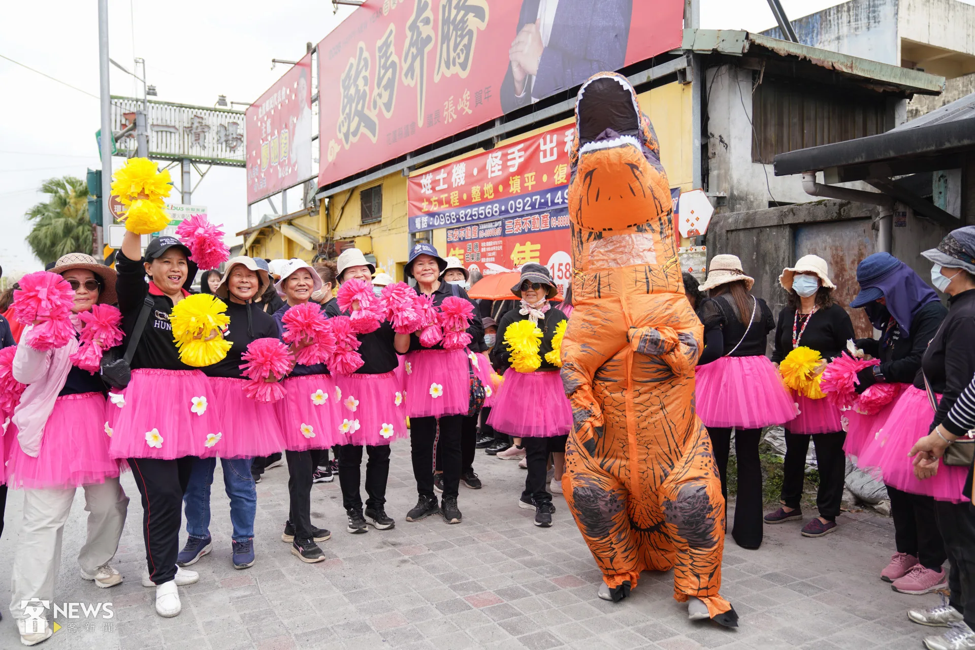 光復鄉婦女會加油團。蔡依璇攝