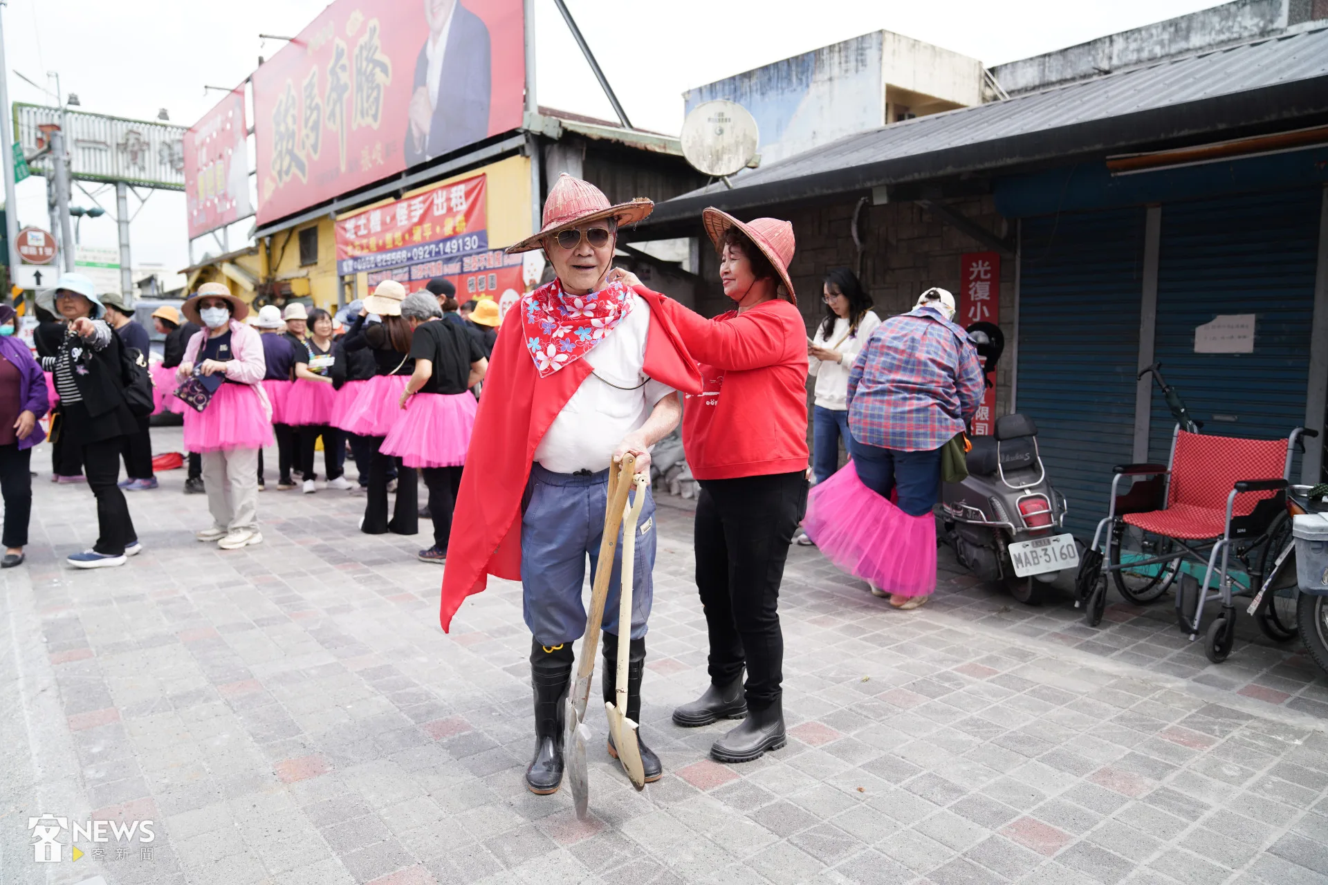 高齡88歲的許銀梅與陳沿和夫妻忙著整理道具，替選手加油打氣。蔡依璇攝