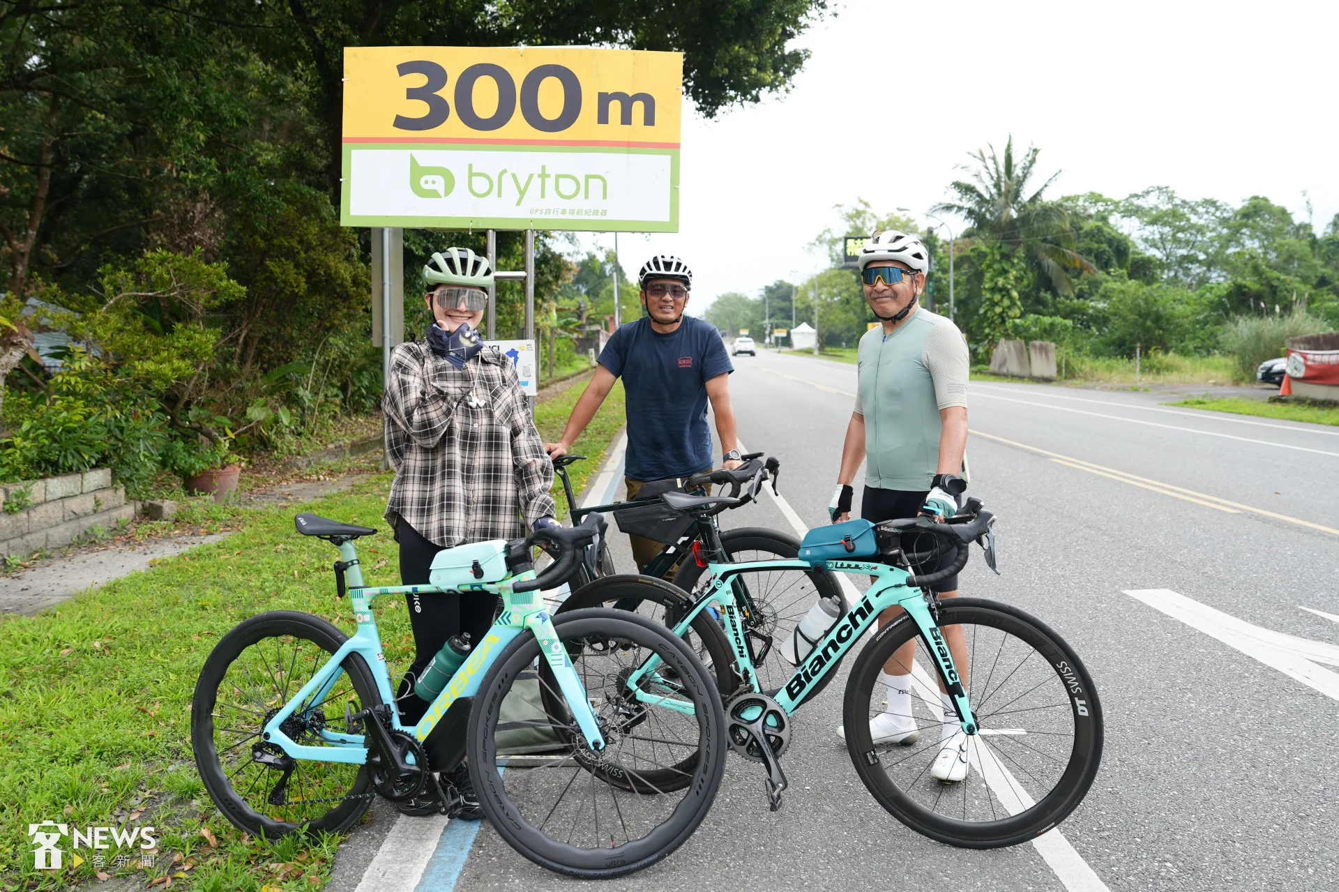 車友江皓芸(左)、林心金(右)老早就守在終點前,準備為衝線選手加油。李台源攝