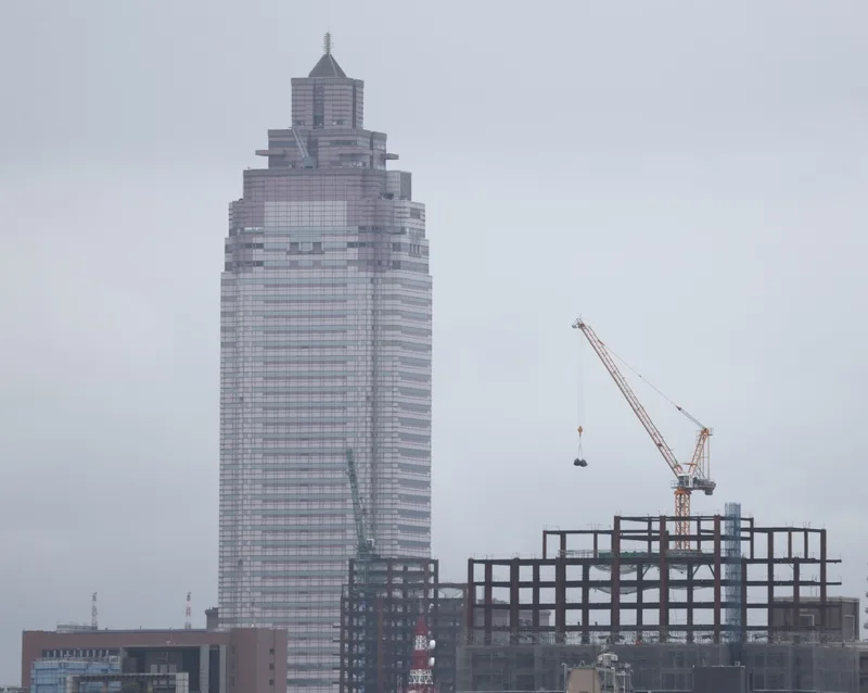 中央銀行19日理監事會決議放寬房市管制，出乎市場意料。央行指出，基於3大原因考量，適度調整全國自然人第2戶購屋貸款的成數上限，由5成調升為6成，新措施將自20日起實施。圖為台北市區一處施工中建案。中央社