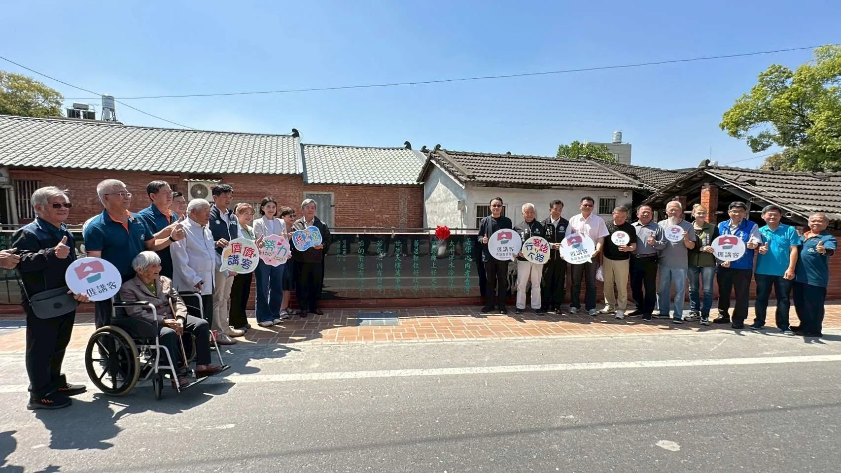 文學廊道的整體規劃包含動線整理、地面鋪面改善，以及照明設備的提升，走起來更安全也更舒適。雲林縣政府提供