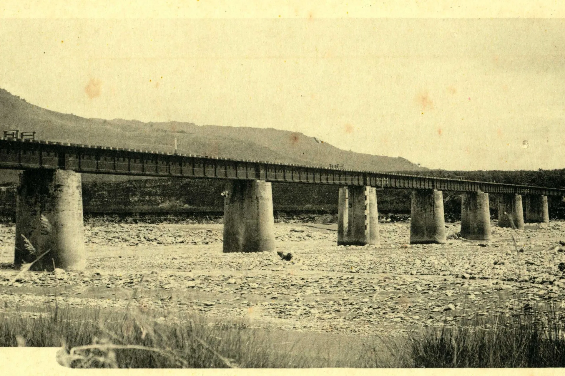 新武呂溪的鐵橋 。創作者毛利之俊 。 CC BY-NC 3.0 TW +