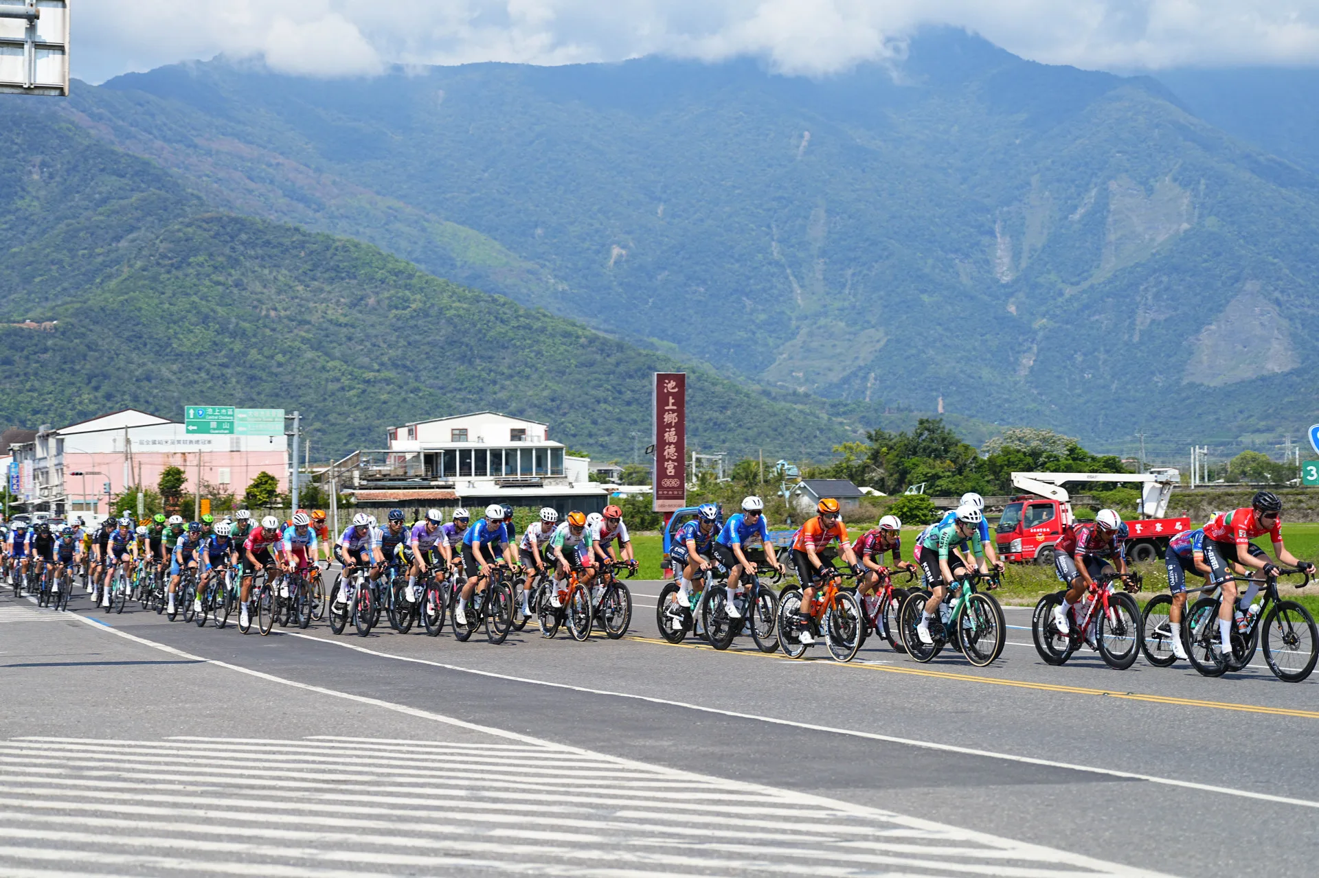 自由車好手途經池上,奔馳在花東縱谷之間。寬謐創意有限公司提供
