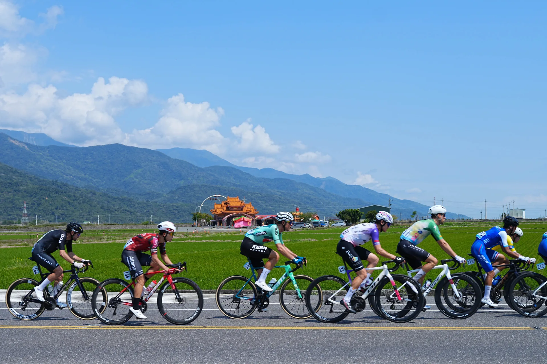 選手奔馳在台九線池上路段的稻田中間。寬謐創意有限公司提供