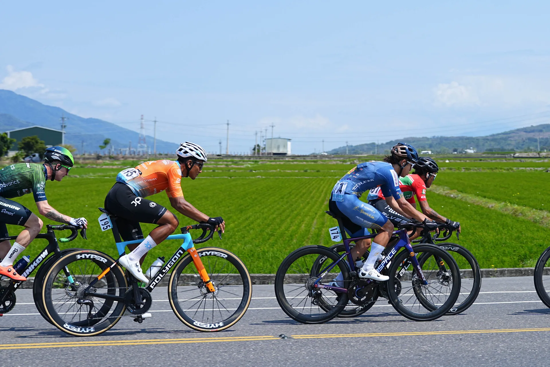選手奔馳在台九線池上路段的稻田中間。寬謐創意有限公司提供