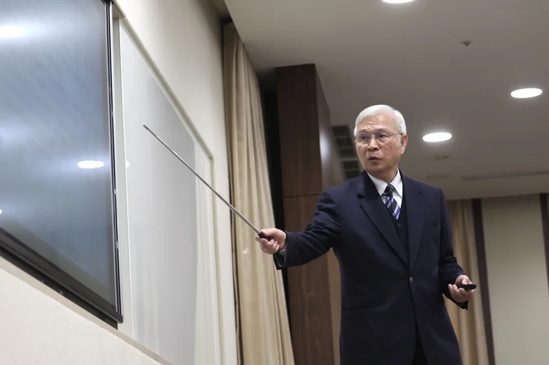 中央銀行理監事聯席會議會後記者會19日下午舉行，央行總裁楊金龍（圖）說明房市管制鬆。中央社