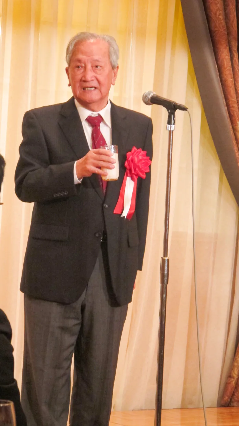 鍾清漢在日本國際客家文化協會成立10週年懇親會上，舉杯歡迎各界來賓。何來美攝