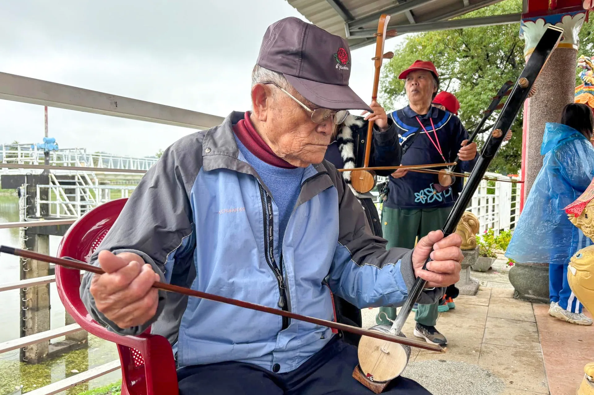 溫福仁帶年輕人做新年福送伯公。李慧宜提供
