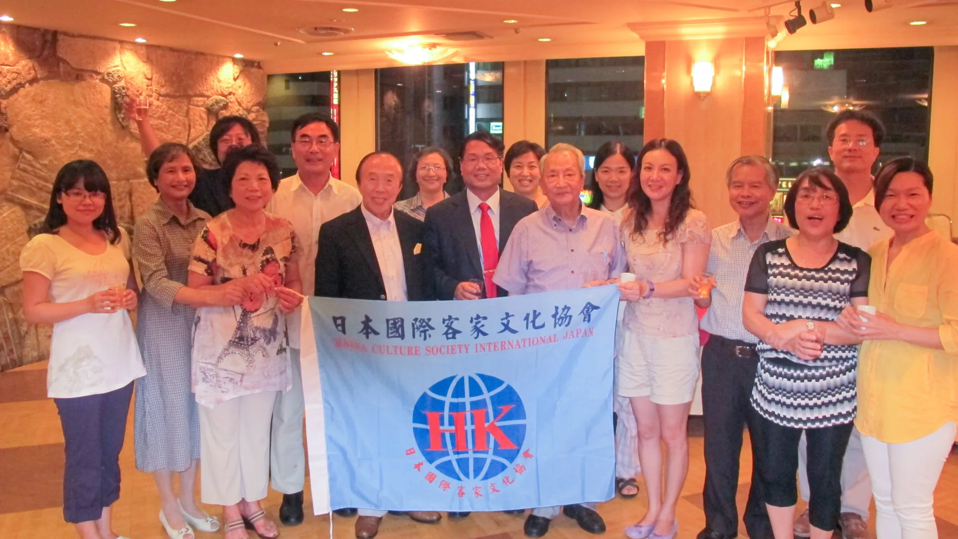 2014年日本國際客家文化協會名譽會長鍾清漢（右七），在東京東明中華料理店設宴給台灣代表團接風。何來美攝