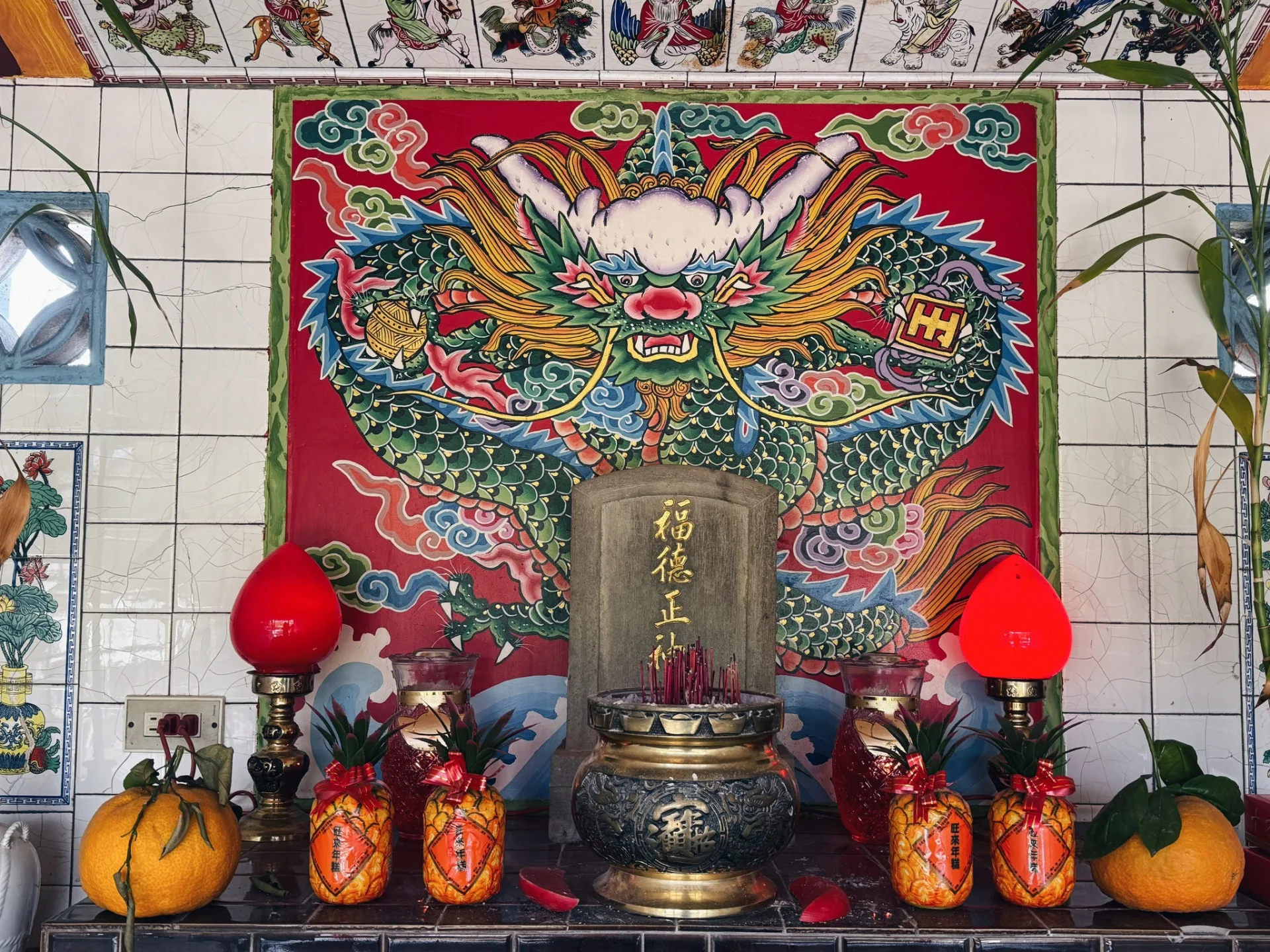 新竹縣峨眉鄉彩繪風格強烈的伯公。滾回家工作室提供