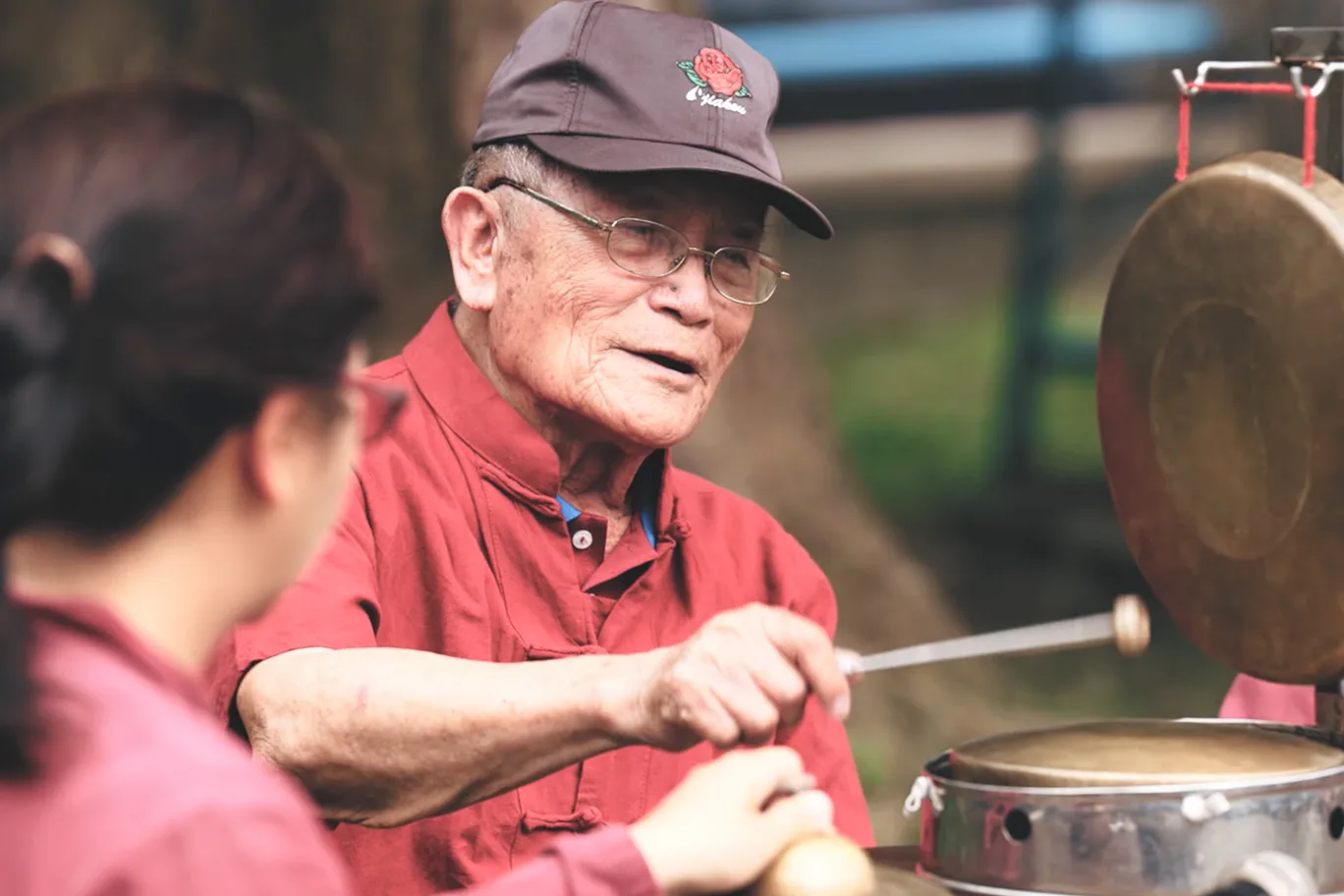 溫福仁長期投入八音傳承,也喜歡透過教學來分享演奏訣竅。翻攝自紀錄片〈八音不老 : 細番仔甲伊个後生仔〉