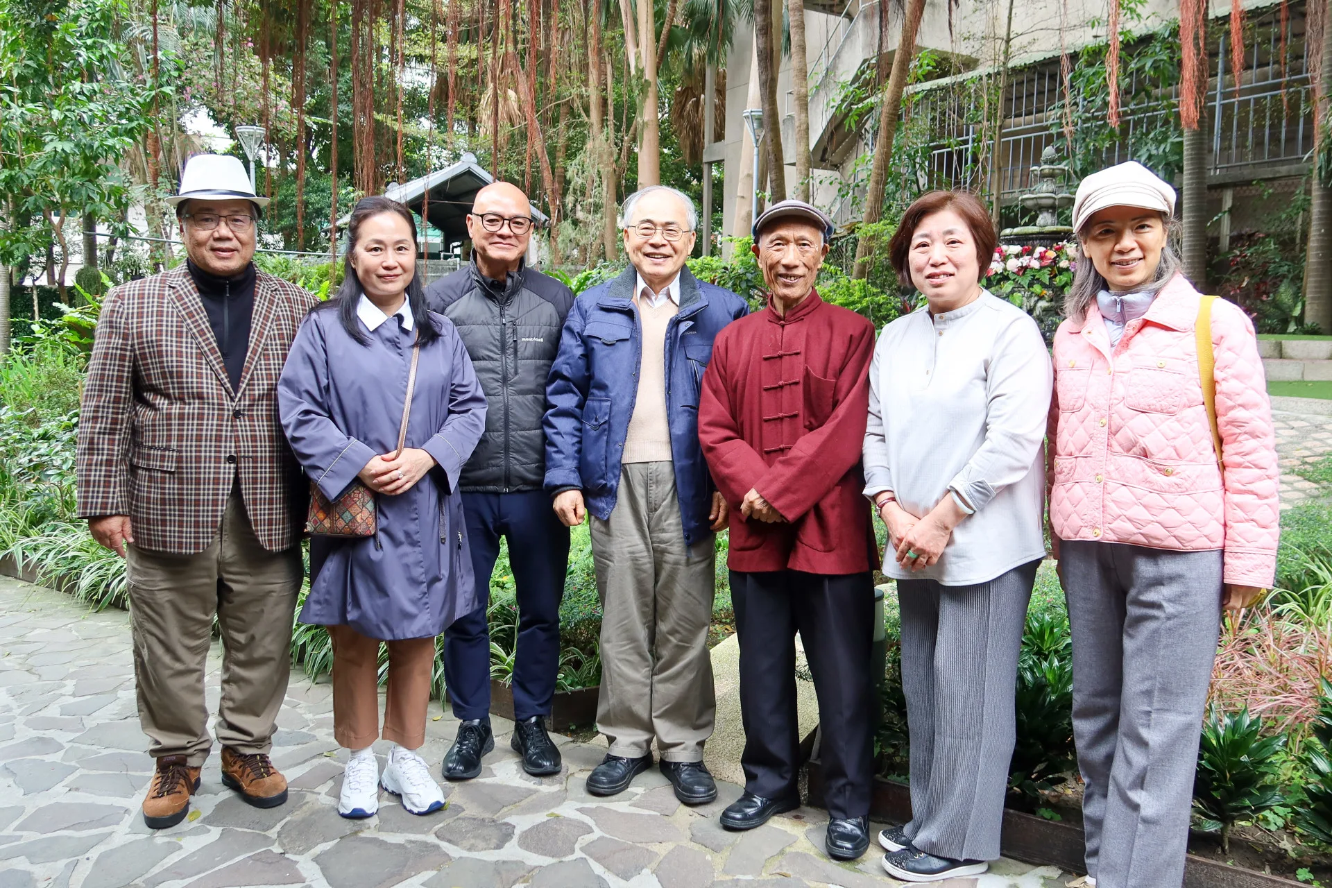 鍾清漢遺孀王丹（右二）日前返台掃墓，台大教授邱榮舉（左一）在台北市孫立人將軍官邸（陸軍聯誼廳）設宴接風，前台大副校長趙永茂（左四）、台師大教授杜忠誥（右三）、台師大全球客家文化研究中心主任黃玟瑄（右一）應邀作陪，左二、三是王丹的香港友人周富榮夫婦，餐後於庭園留影。何來美攝