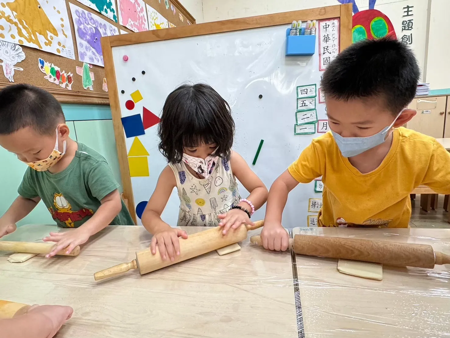 小朋友學做蛋黃酥。鍾鳳珠提供