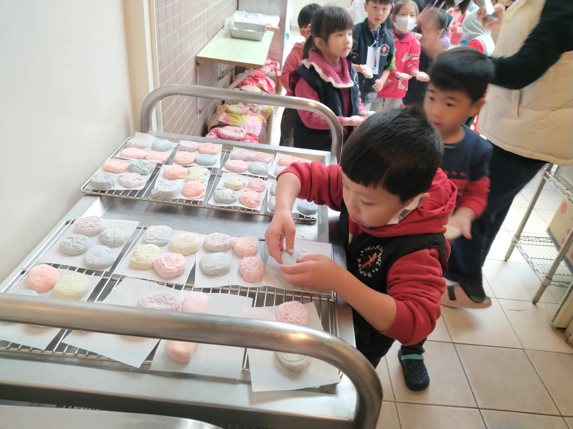 幼兒園小朋友在天穿日做五色粄。鍾鳳珠提供