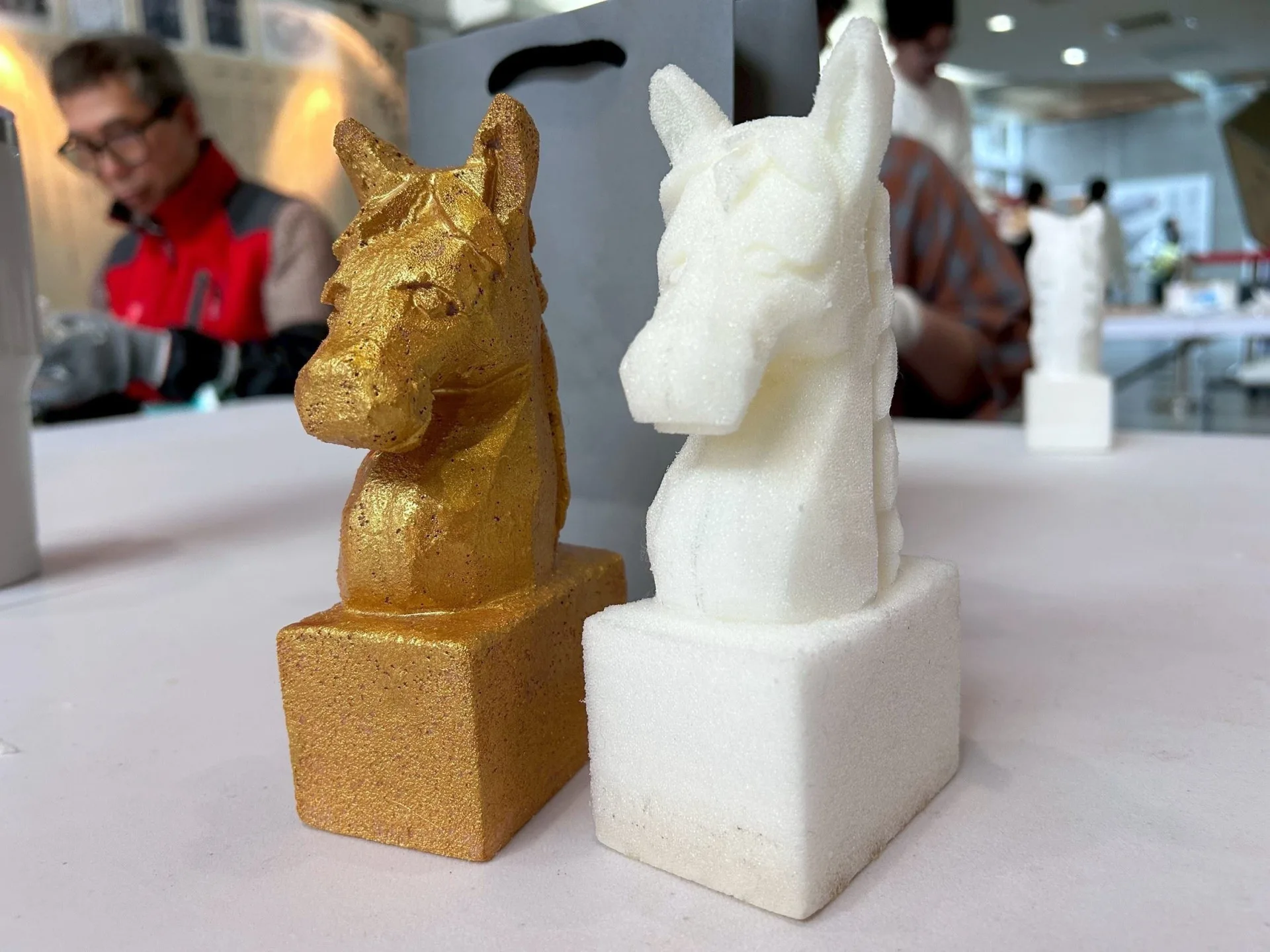 展覽以峨眉隆聖宮文物為核心，集結多位客家匠師名作。