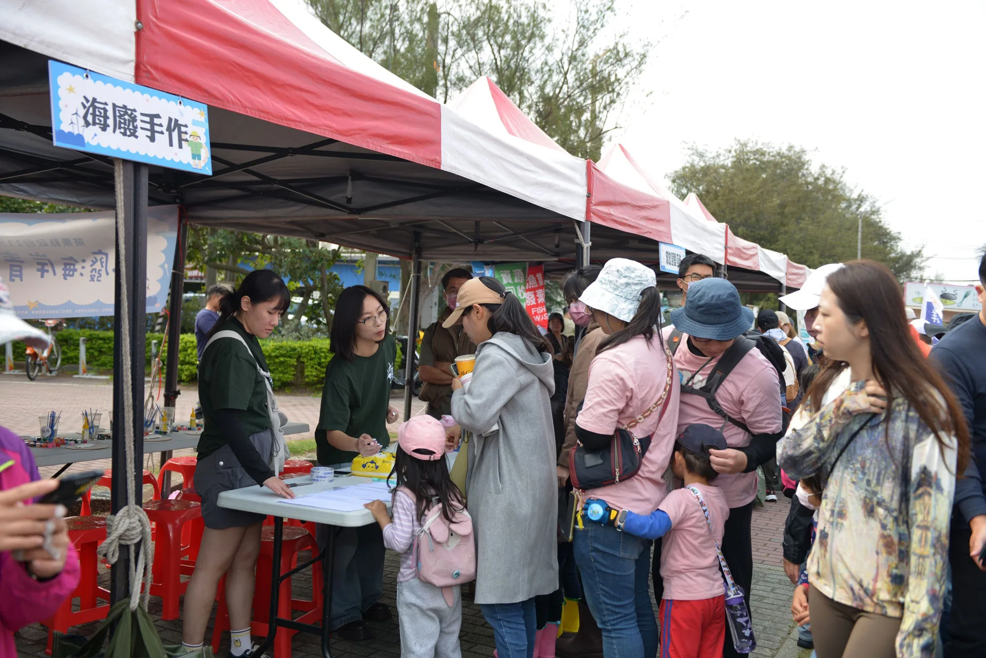 本次淨灘活動也結合苗栗縣海洋青年創業基地共同辦理，基地除提供青年團隊進駐與輔導外，也持續開設多元課程，歡迎有興趣的民眾參與。苗栗縣政府提供