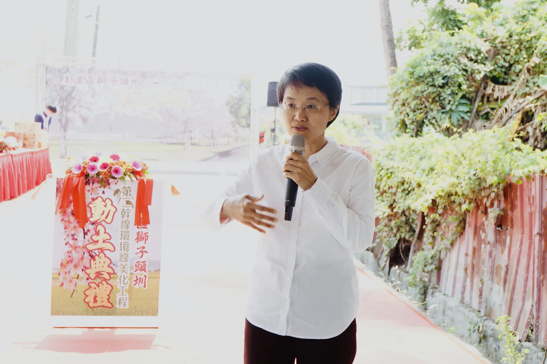 「獅子頭圳第二幹線環境綠美化工程3月21日動工，客委會主委古秀妃表示，「水」是客庄發展的命脈，期盼透過獅子頭圳美化工程，提升環境品質，將美感融入民眾日常生活。客委會提供