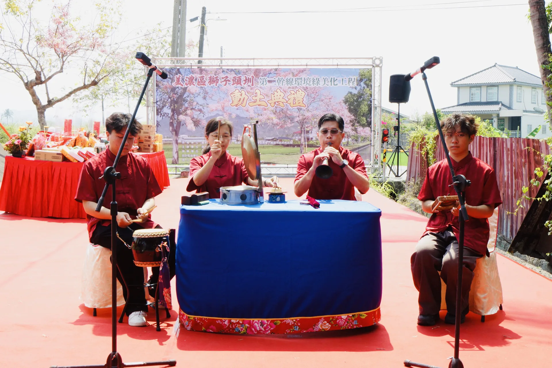 「獅子頭圳第二幹線環境綠美化工程3月21日動工，特別請來客家八音演奏。客委會提供