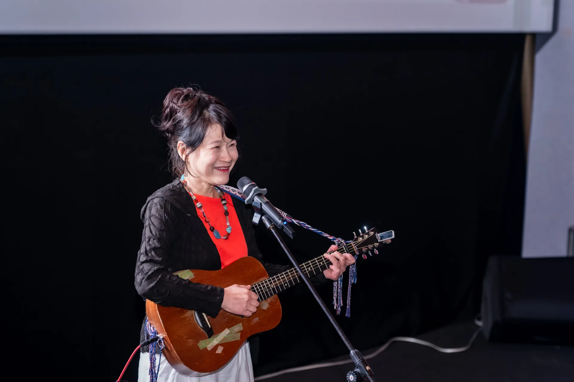 影展嘉賓羅思容於映後演唱「我們的春天，用命拚來」(摁个春天，用命拚來)。台南客委會提供