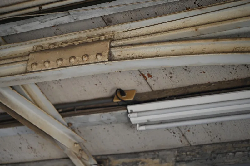 台南火車站第2月台以鋼軌構成的雨棚，上方留下1920年之年款，生產廠商為美國卡內基鋼鐵。台南市政府提供