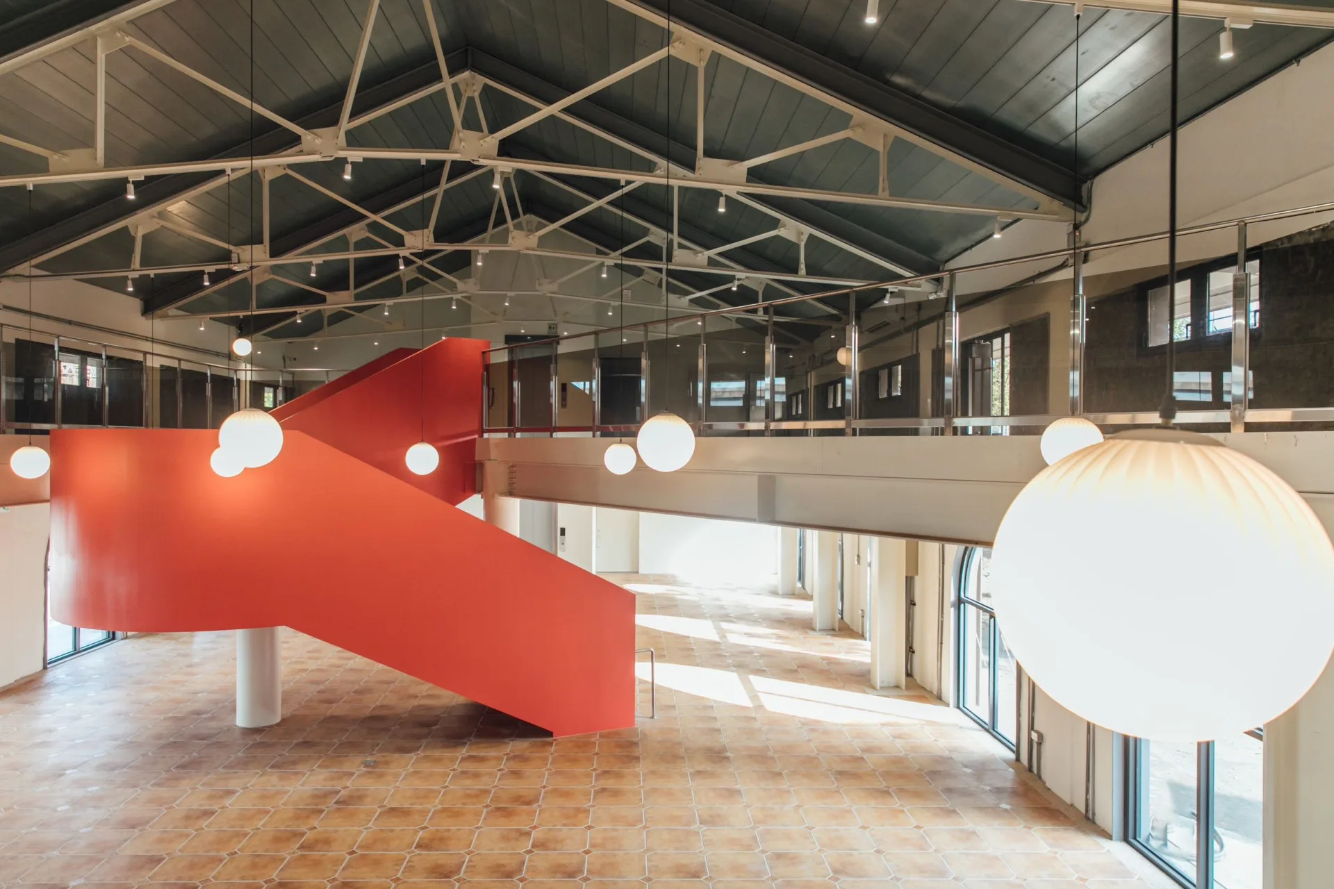 竹田頓物驛一號倉庫1樓打造多功能展演空間。屏東縣政府提供