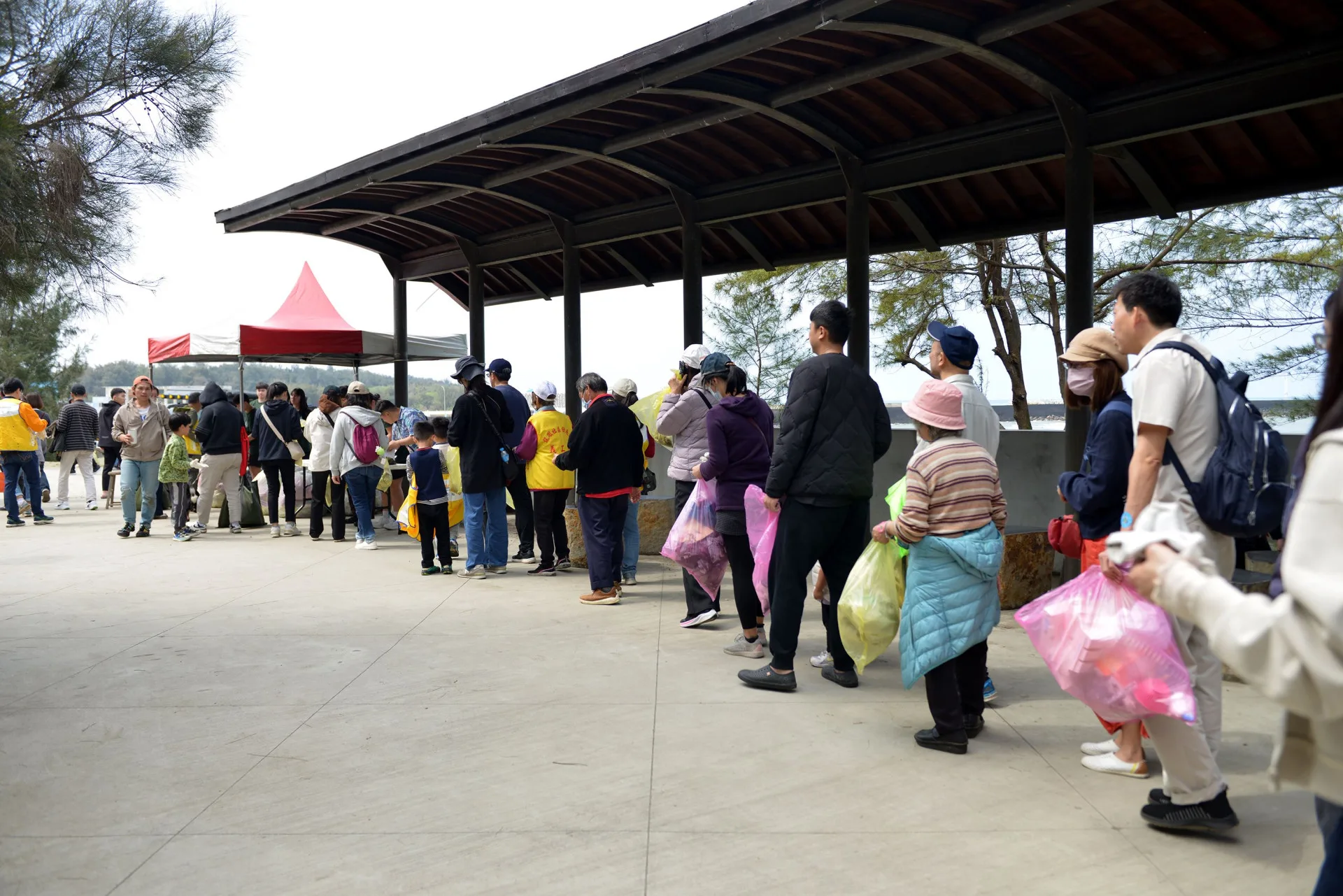 苗栗縣政府3月22日舉辦青年節永續未來系列活動之「減廢海岸、青年同行」龍鳳漁港淨灘活動。苗栗縣政府提供