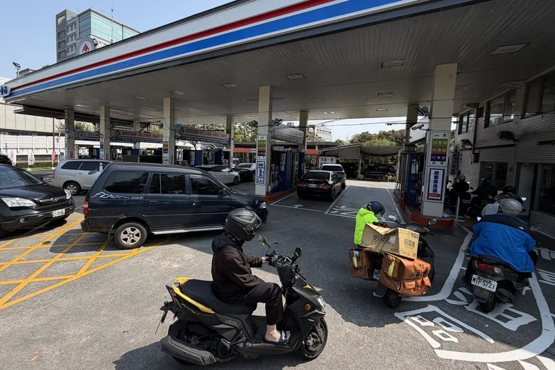 中油宣布,23日凌晨零時起,汽、柴油價格各調漲新台幣1.8元及1.4元。民眾22日趁漲價前,22日在台北市北投區加油站排隊加油。中央社