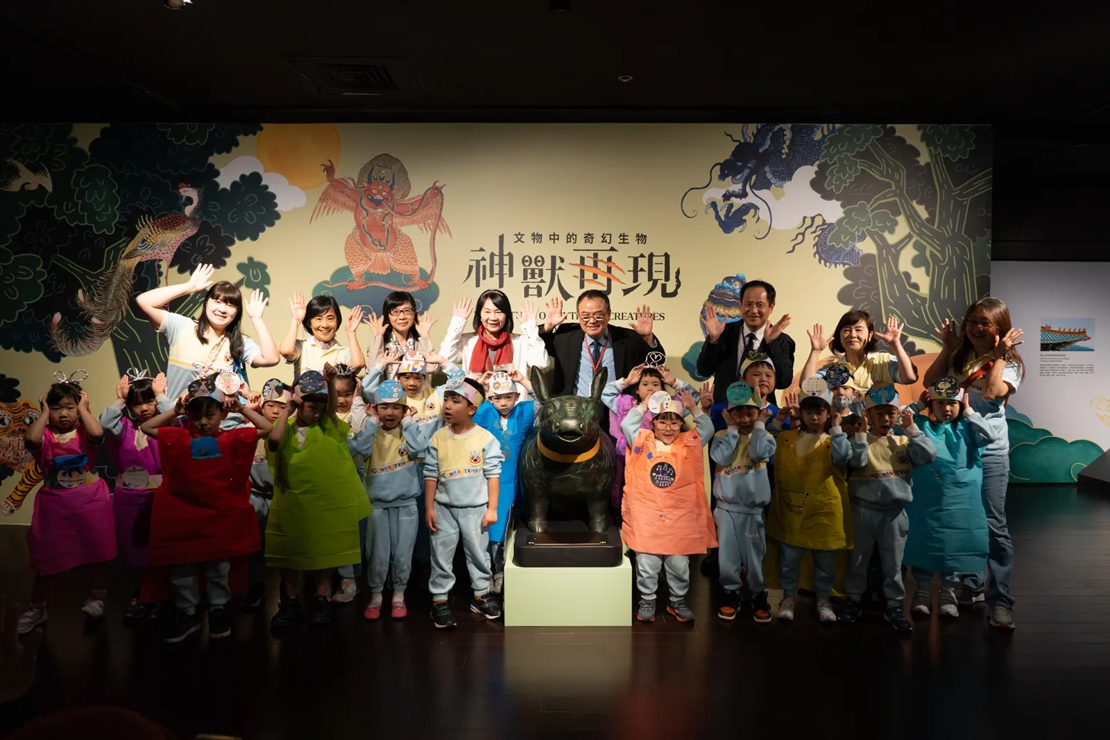 小朋友們穿親手製作的「神獸小夥伴」，尋找「神獸再現」展覽中的奇幻神獸。故宮提供