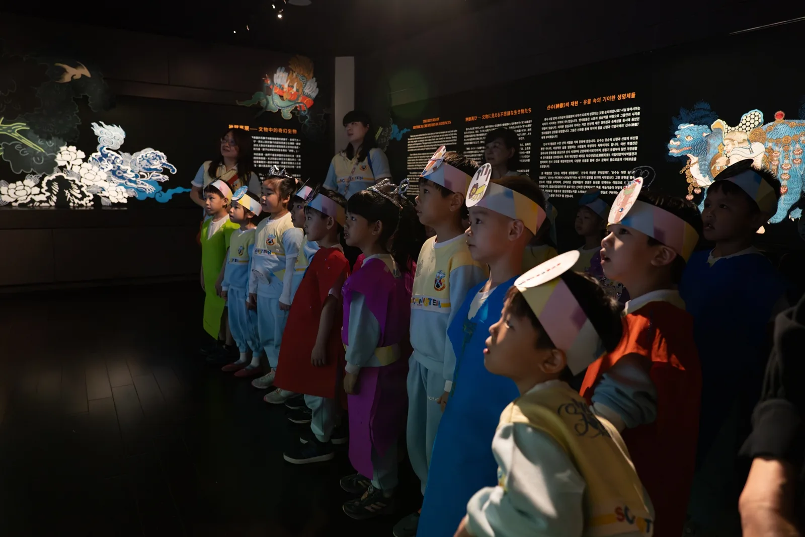 幼兒園師生參觀「神獸再現」特展。故宮提供