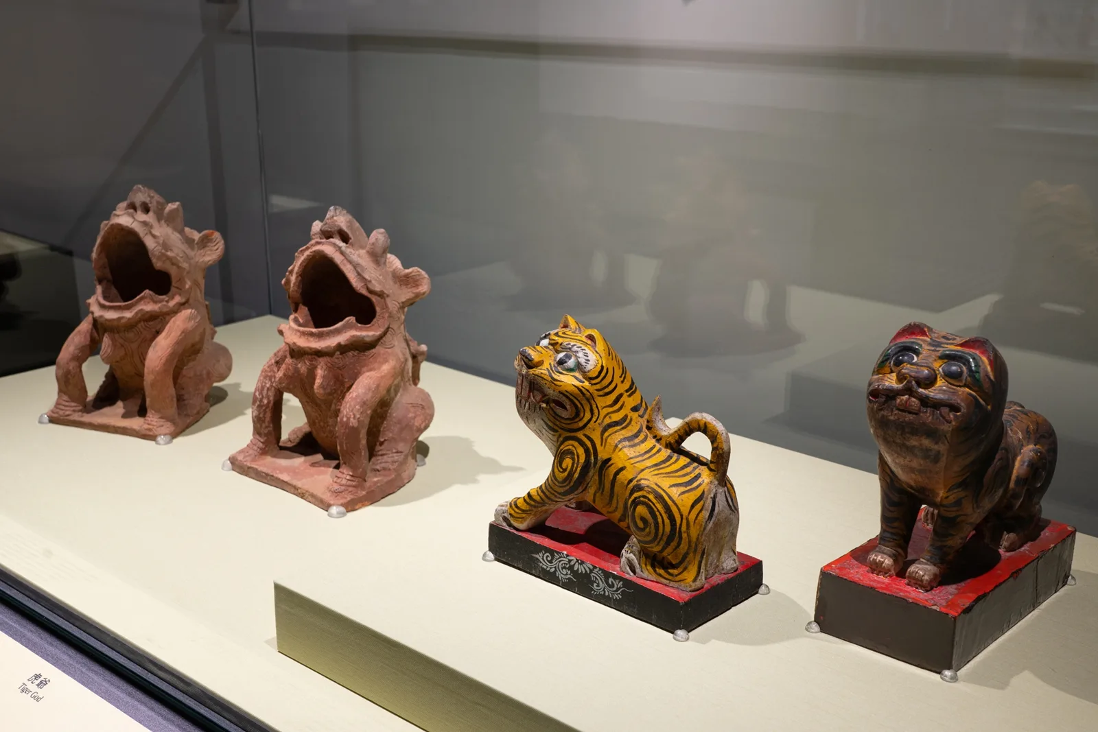 借自臺史博〈虎爺神像〉造型樸拙可愛，為民間信仰中的動物神。故宮提供