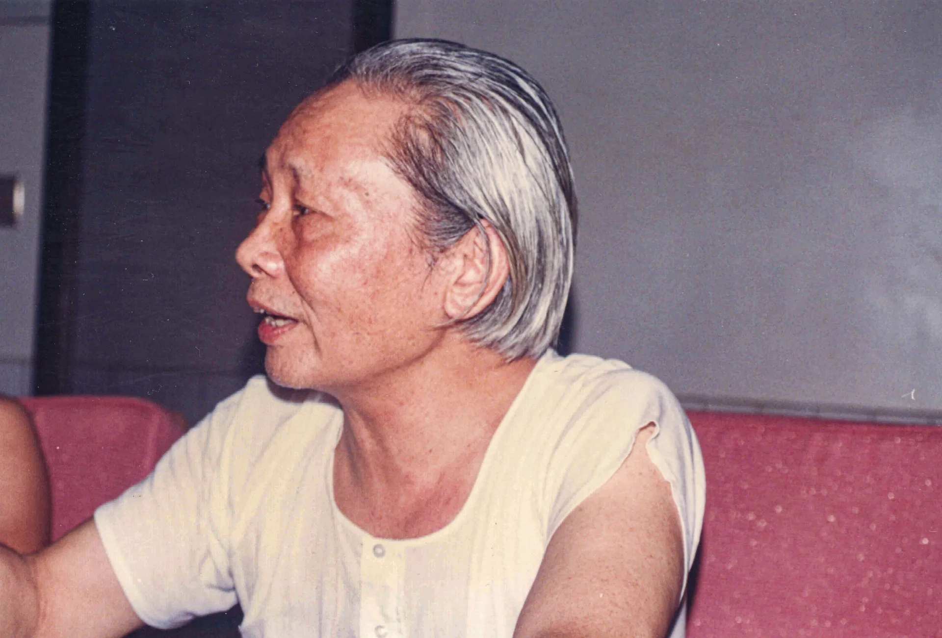 鍾老勤於筆耕，其實他也很會聊。1988，龍潭，楊國鑫攝