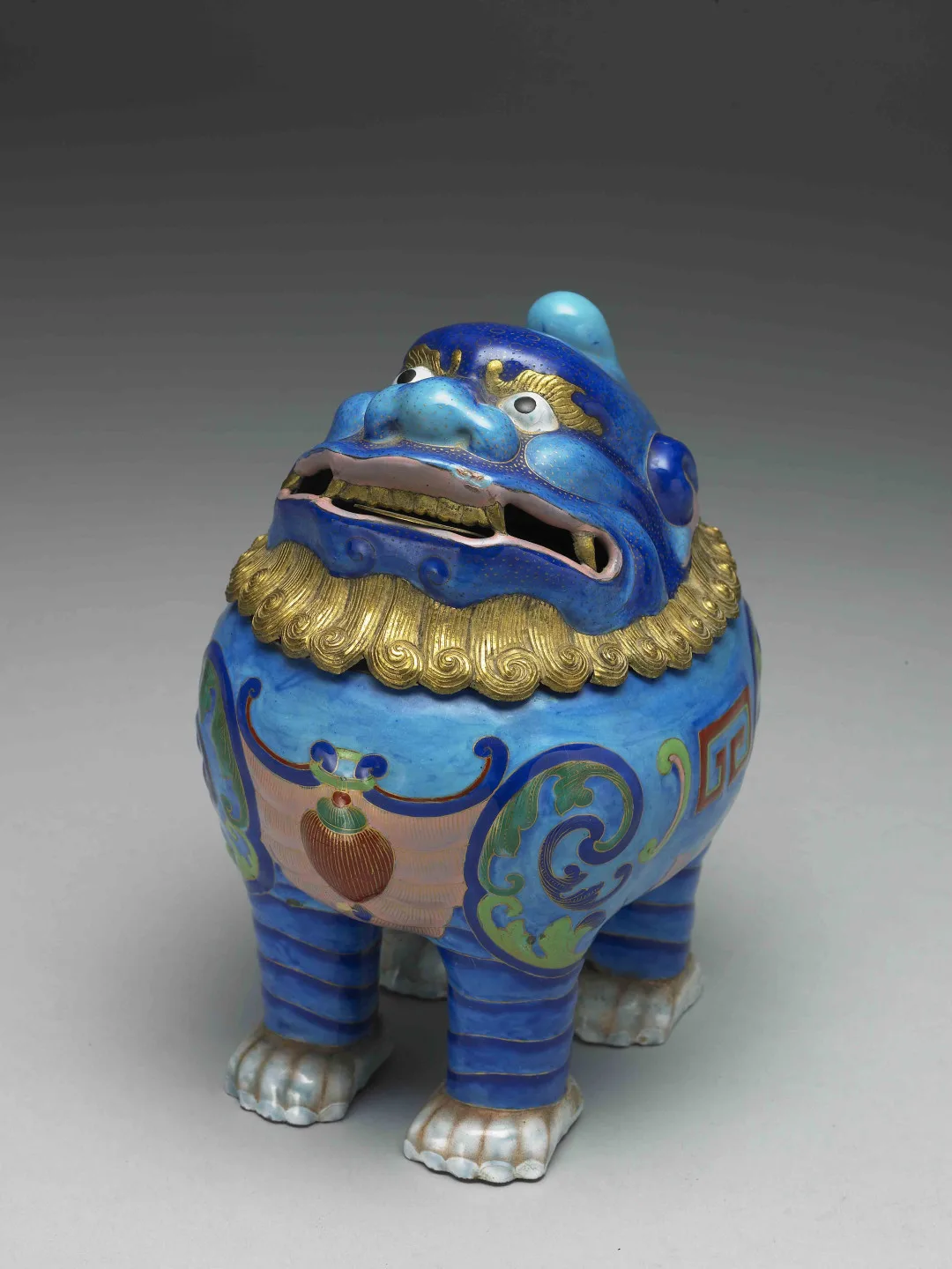 「甪端香薰」為傳說中的神獸，有犀角、獅身、龍背、熊爪、魚鱗、牛尾，外型和麒麟接近，身體微胖可愛。故宮提供