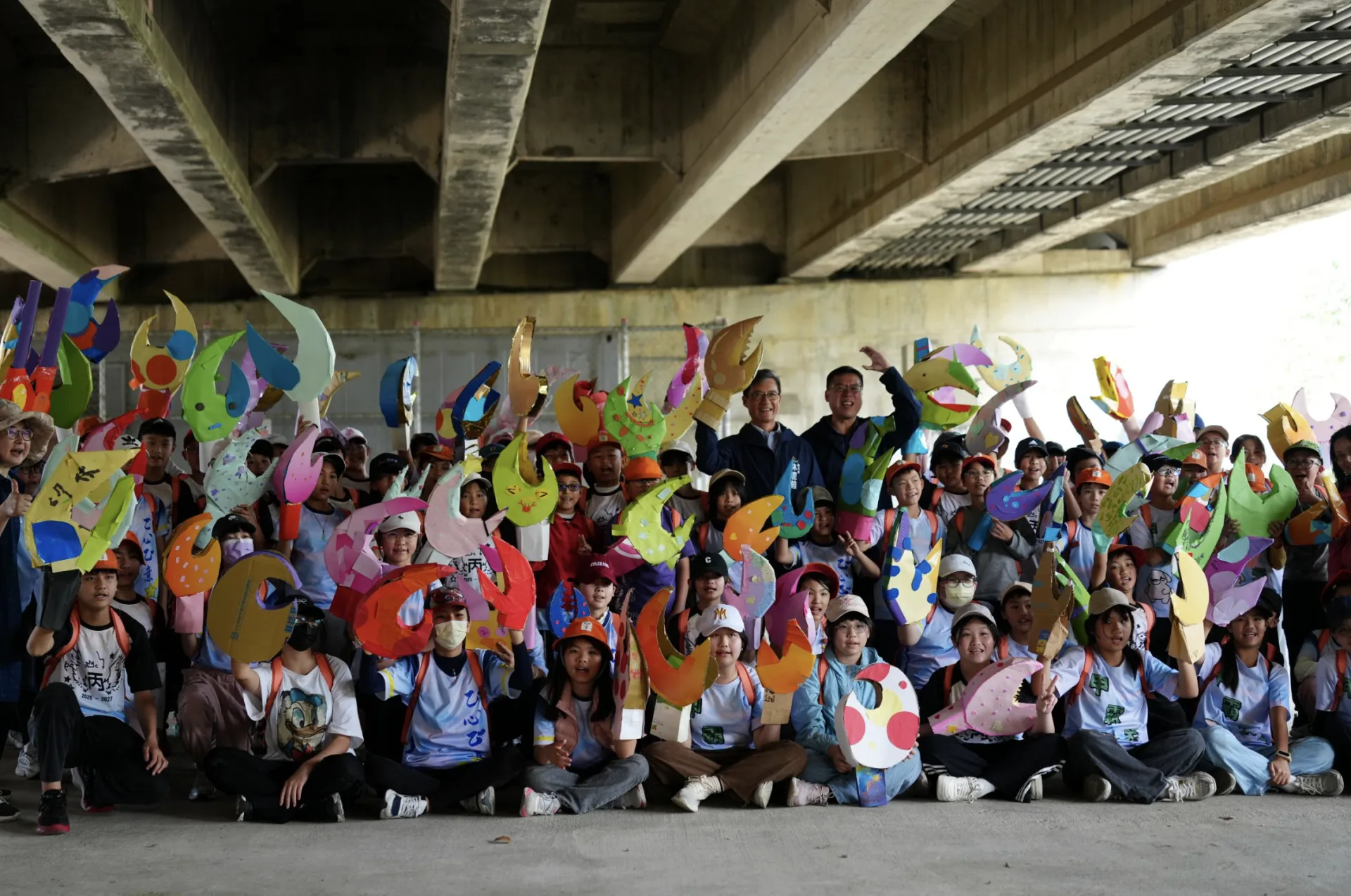 新竹市政府昨（23）天舉辦「香山蟹田」啟用典禮，副市長林琨瀚與內湖國小師生變身「招潮蟹」一同參加蟹田開箱。新竹市政府提供