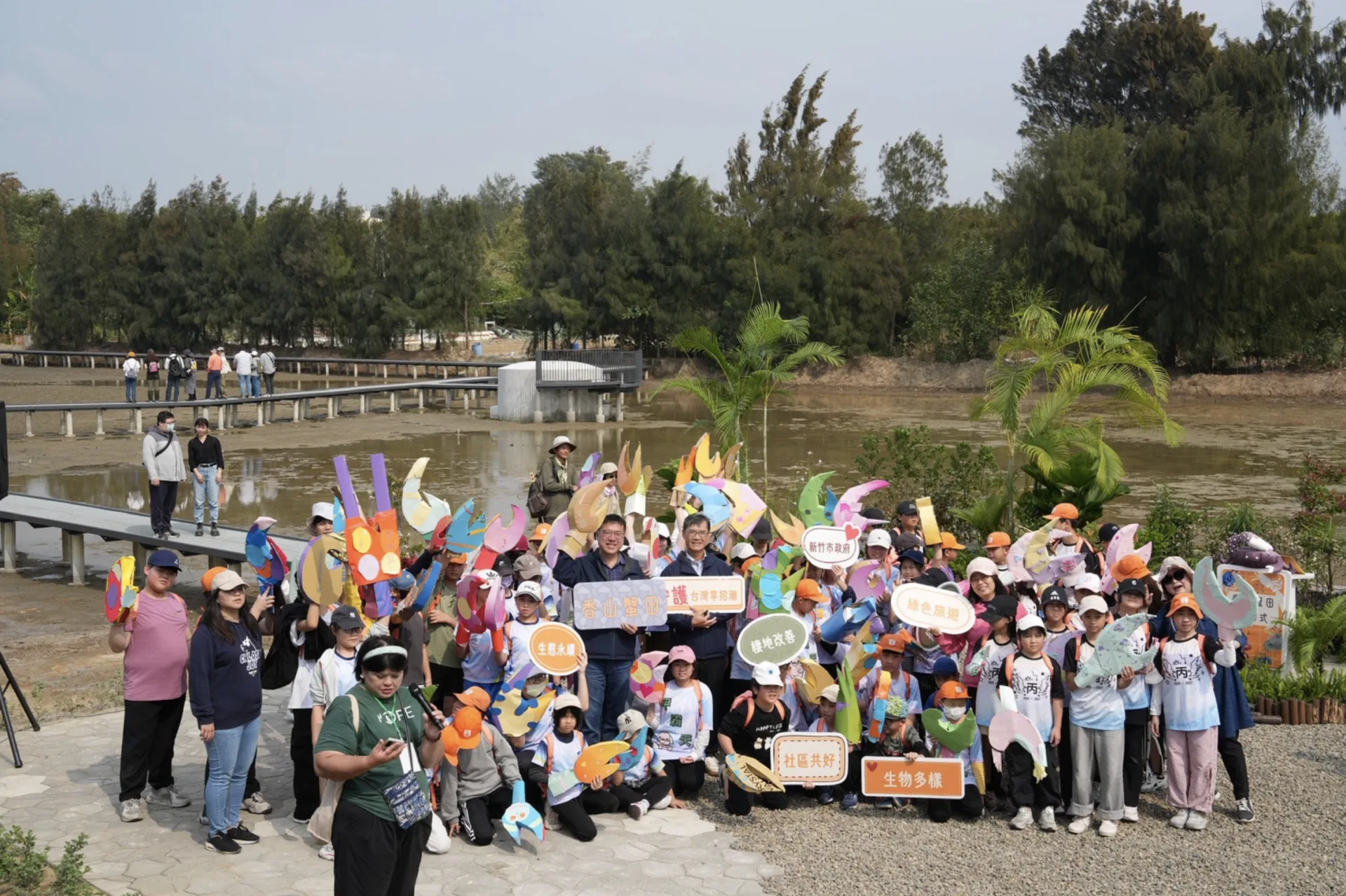 新竹市政府昨（23）天舉辦「香山蟹田」啟用典禮，副市長林琨瀚與內湖國小師生變身「招潮蟹」一同參加蟹田開箱。新竹市政府提供