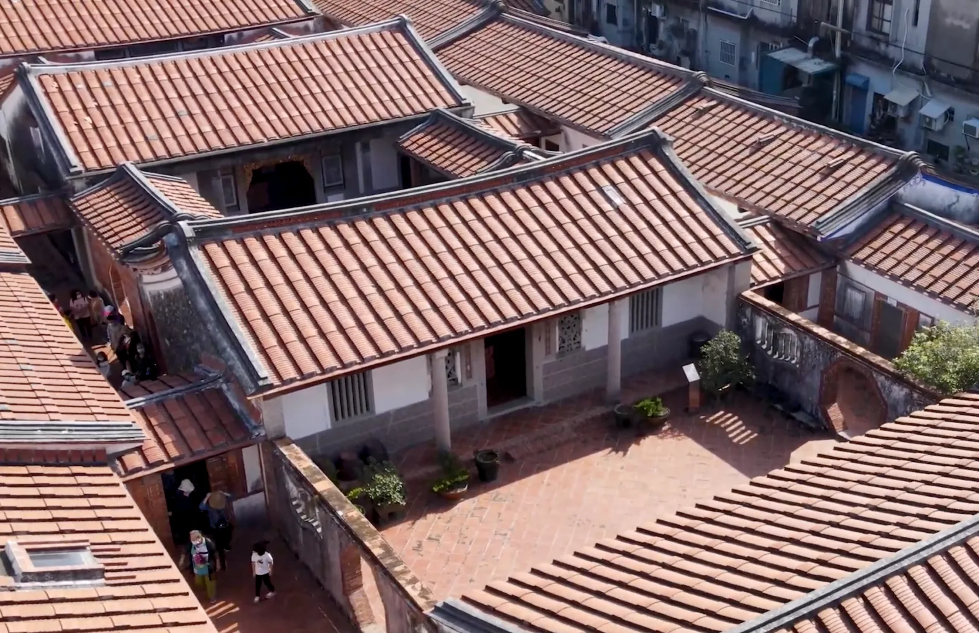 六堆佳冬鄉六根村的蕭家伙房為屏東縣現存最大伙房建築之一，圖為客傳會《瞰見客庄》空拍照片。客新聞資料