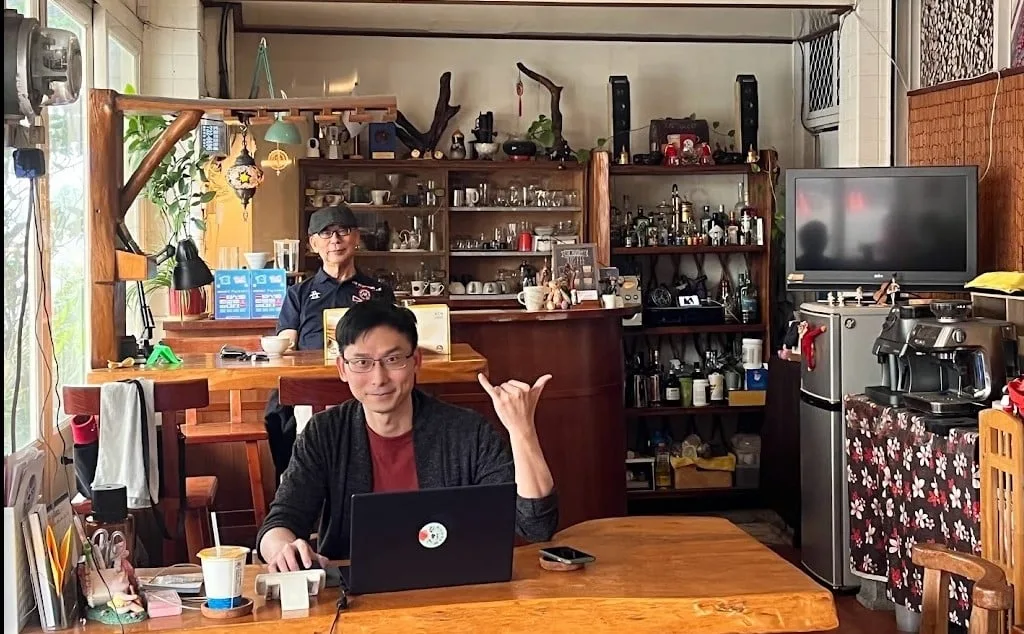 開啟六堆歌曲敲門磚的契機，是一次訪問曾坤木老師（後）時，對方寫了一段歌詞交由她譜曲。翻攝自陳雙 臉書