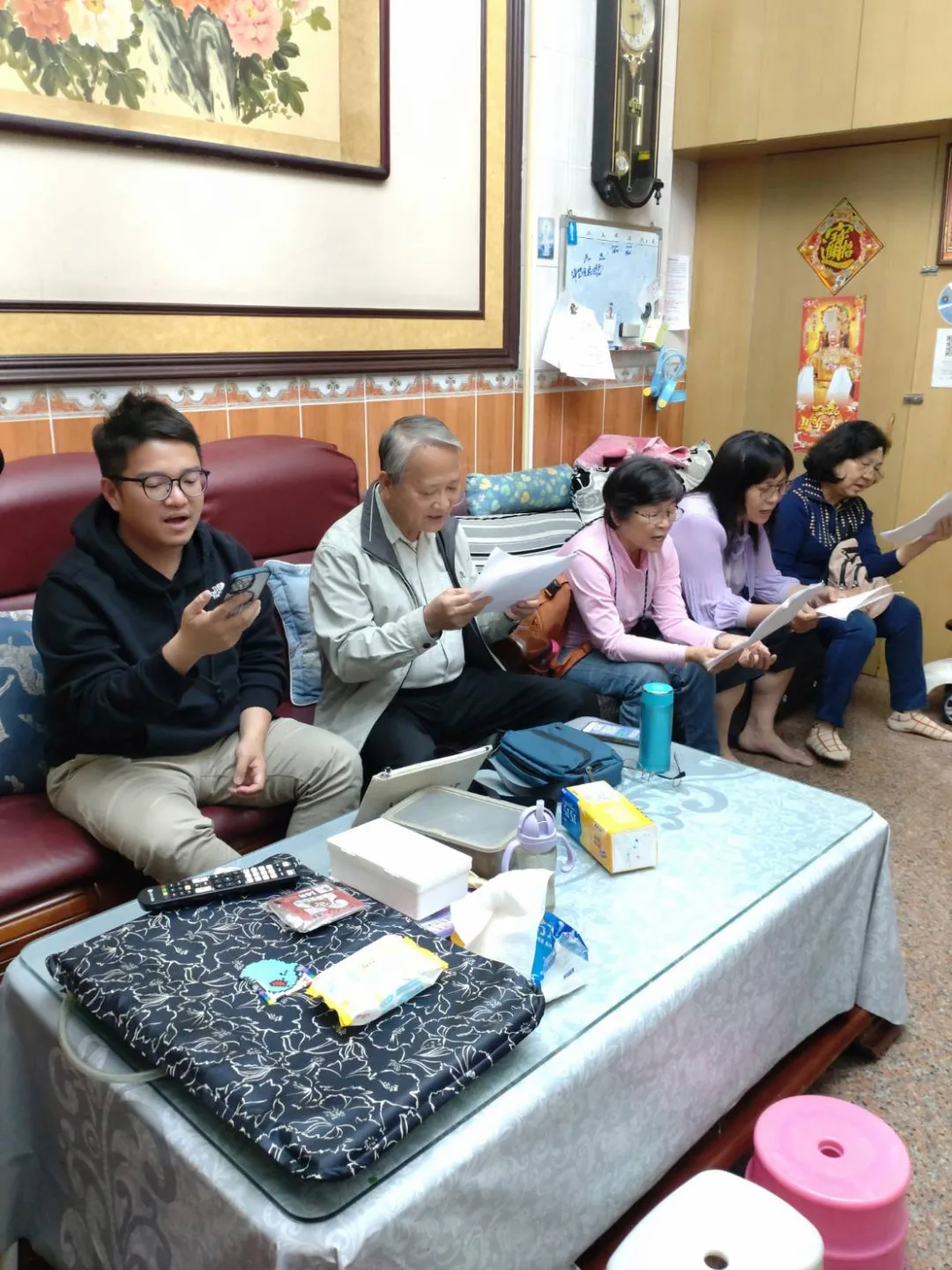 尚未進入錄音室，鄉親們抓緊時間練習，唱出每一字、每一句的細節。陳雙提供