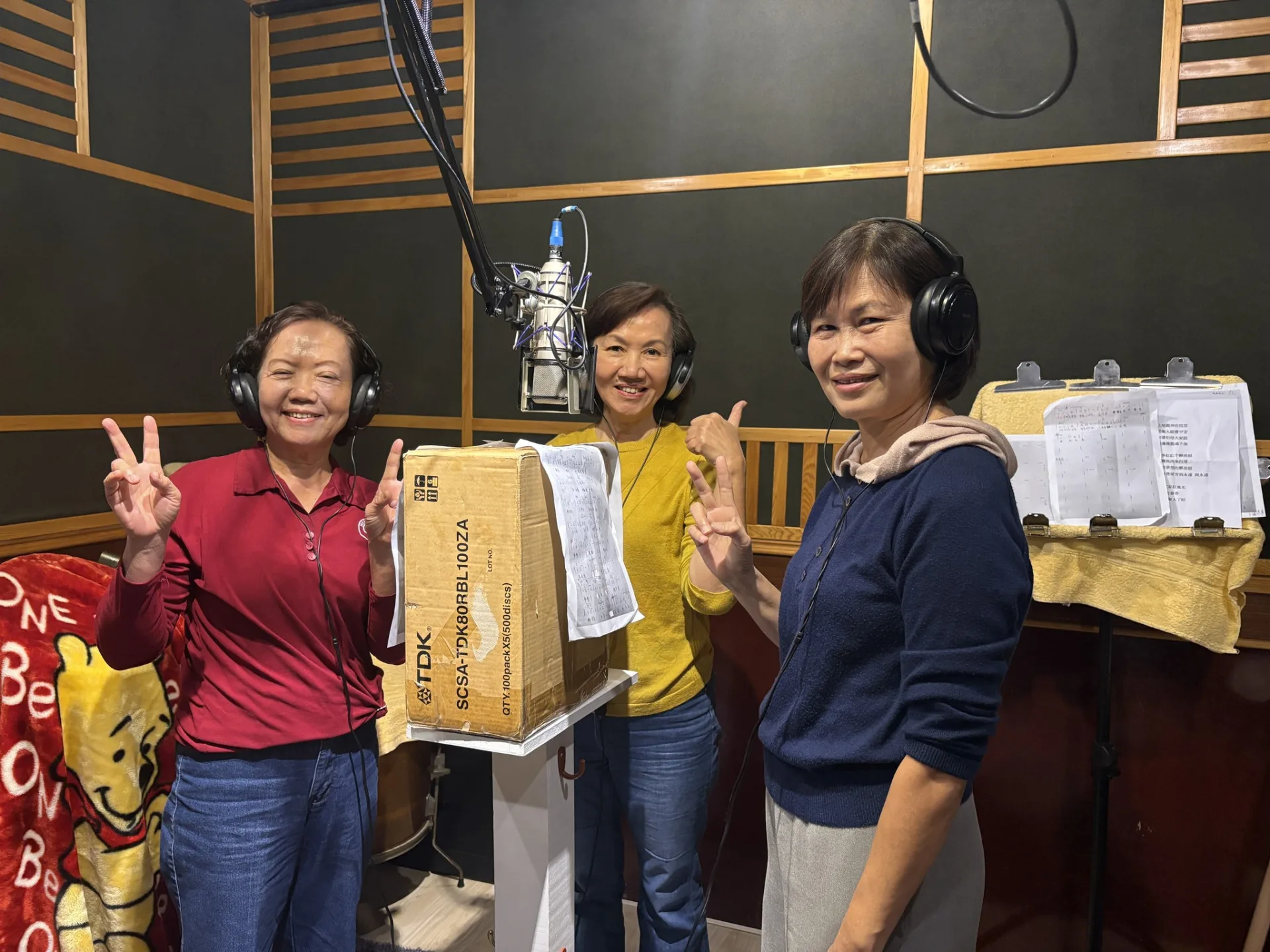 戴上監聽耳機、對準麥克風，雖然神情緊張，但鄉親們唱起來卻富有情感。陳雙提供