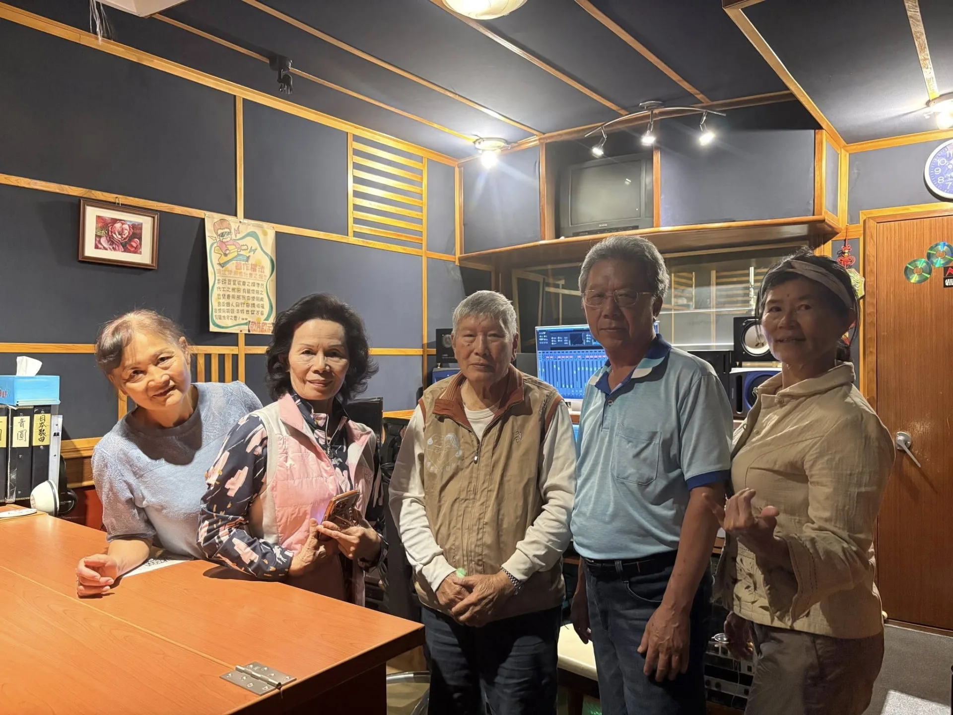 最新單曲〈夥房屋〉3月正式展開錄音，獻聲的是50名在地鄉親。陳雙提供