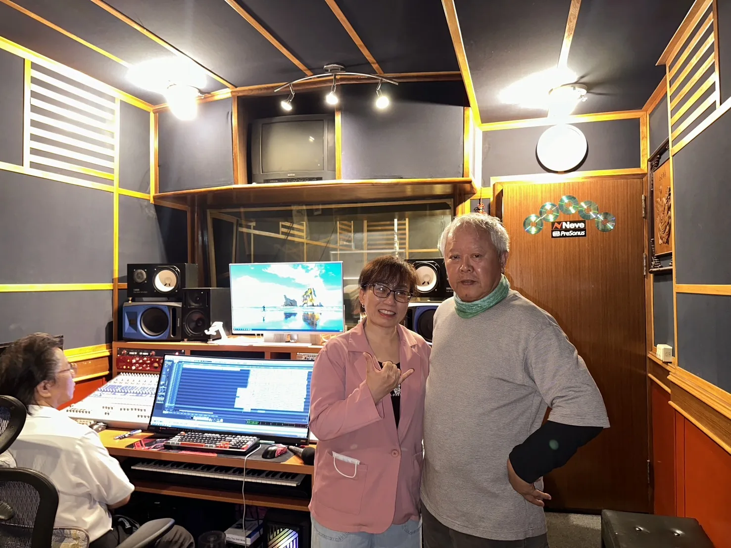 蔡森泰（右）鼓勵陳雙（左），他認為客家歌曲，不是只有歌手才能來唱，這樣勢力太單薄了，應該要有歌是要讓六堆鄉親，每一個人都能是歌手。攝自陳雙 臉書