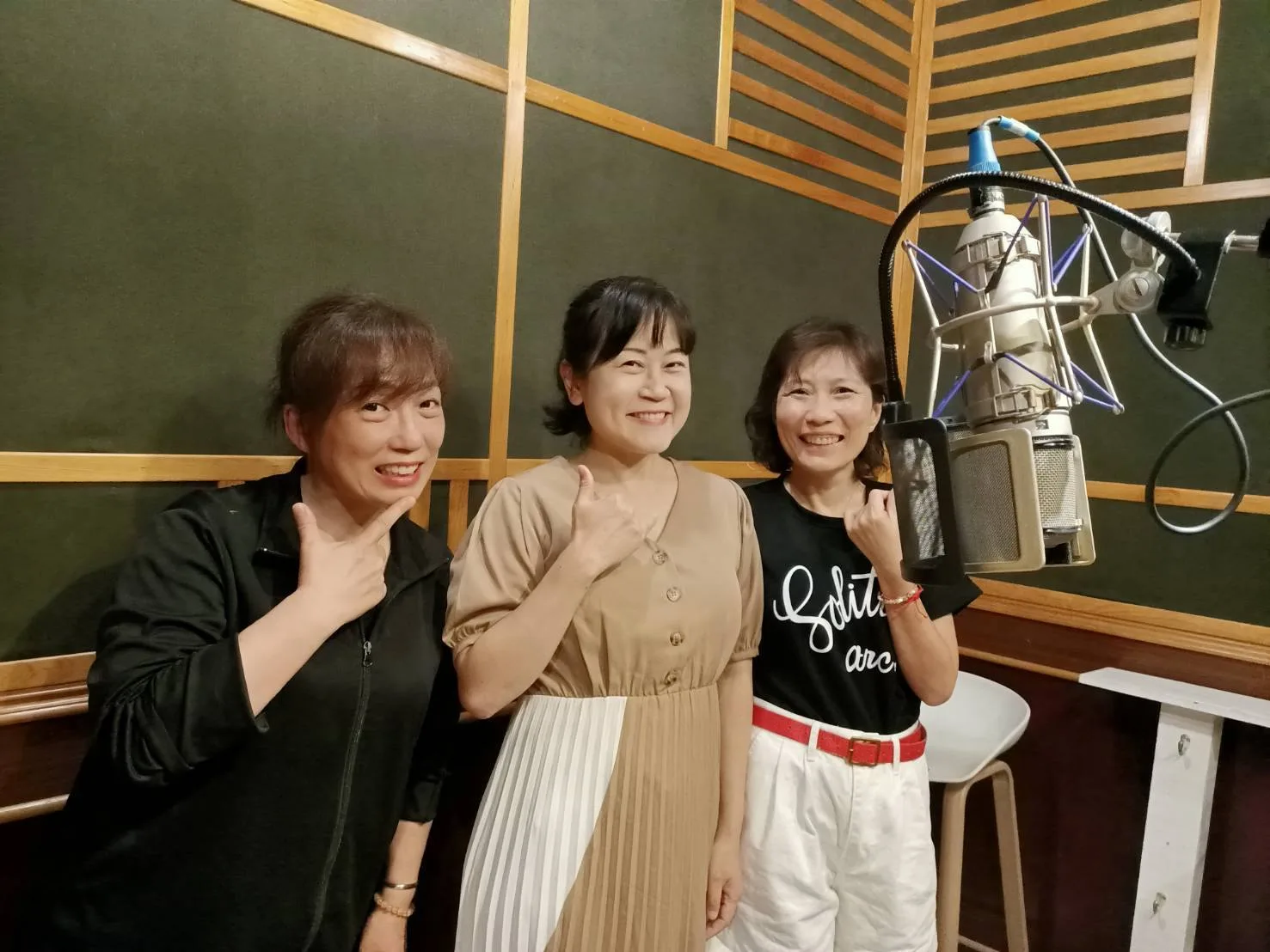 講客廣播電臺的主持人宋菁玲（中）、羅紫菱（右）也來為〈夥房屋〉獻聲。翻攝羅紫菱臉書