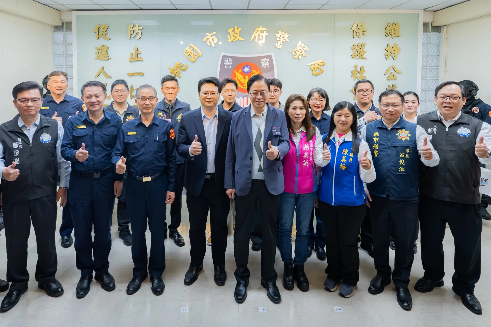 張善政今天出席記者會時表示，現場槍械武器怵目驚心，如果流入市面被黑幫利用，將對治安造成很大的衝擊。