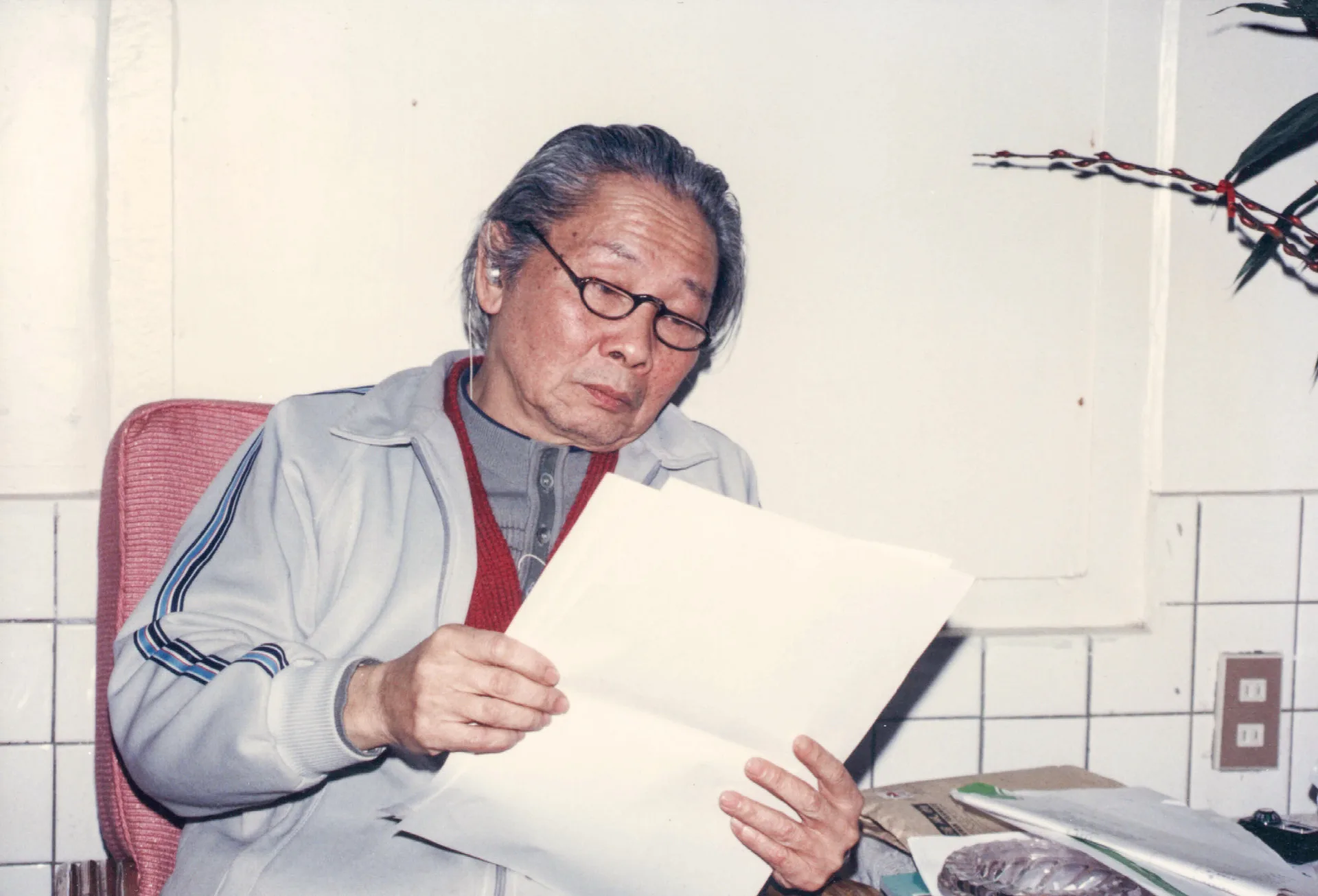 鍾老很仔細看我尚未發表的鉛字文稿。1988，龍潭，楊國鑫攝