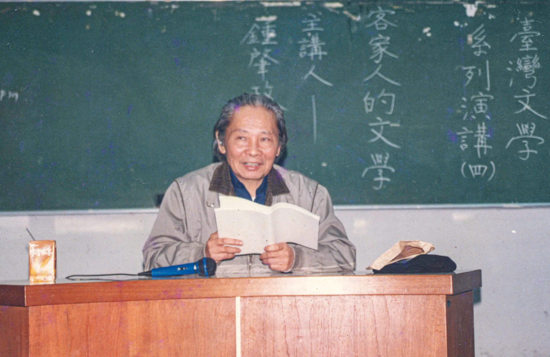 我從台中火車站載鍾老到東海大學演講客家人的文學。1988，台中，楊國鑫攝
