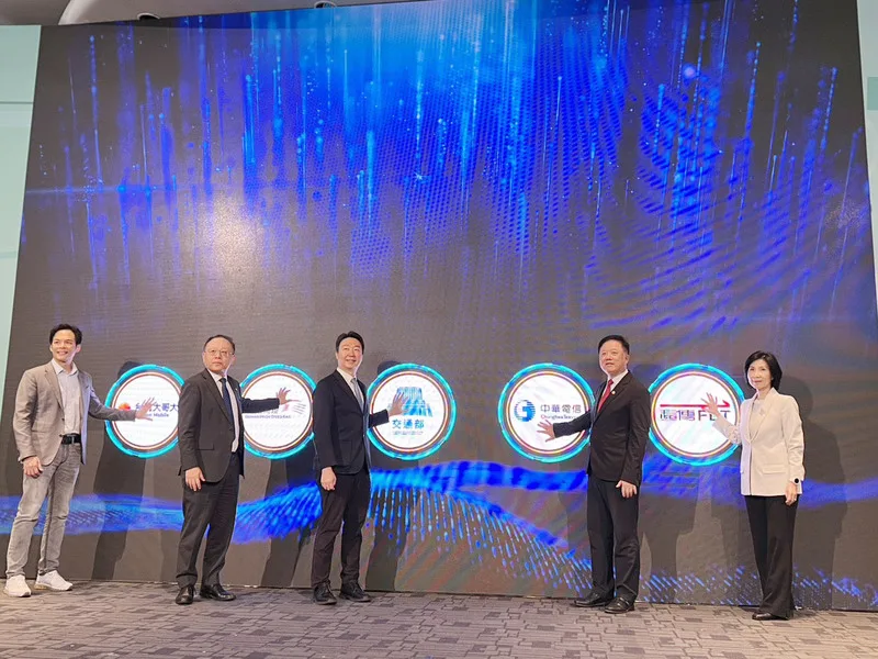 台灣高鐵25日攜手電信三雄啟動「高鐵2.0」全線通訊品質升級計畫，高鐵董事長史哲（左2）說，年底前可望改善南港至板橋地下路段通訊品質，明年底提升全線通訊品質。中央社