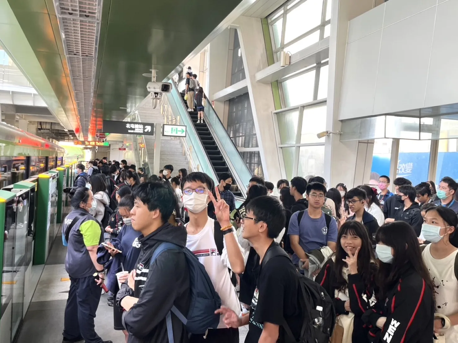 台中捷運平日下午通學族搭車人潮眾多。中捷提供
