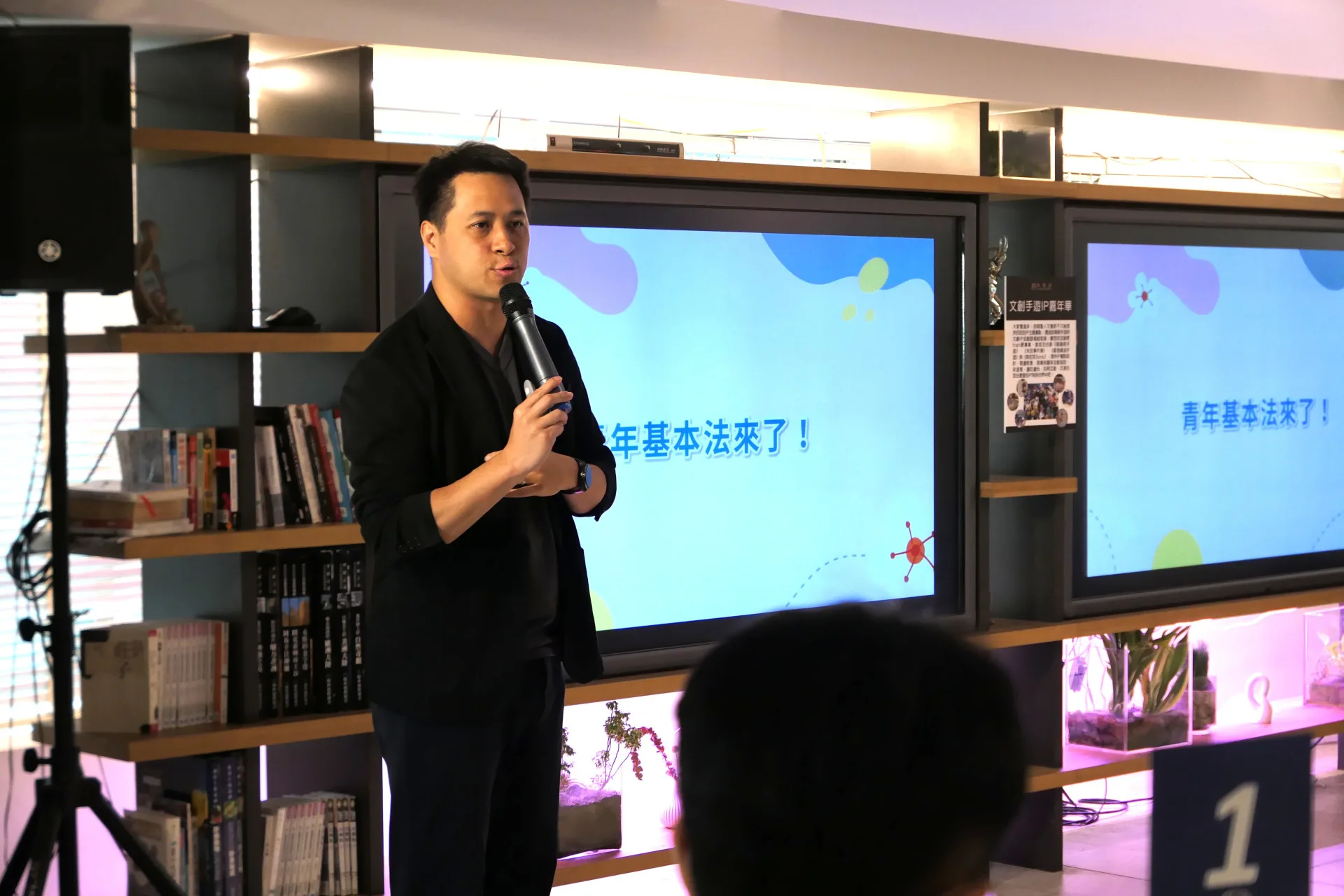 行政院青年諮詢委員前副召集人周家緯，以「深化青年公共參與」為題進行專題講座。客家委員會提供