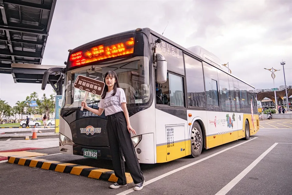 台灣好行賞螢專車。觀光署提供